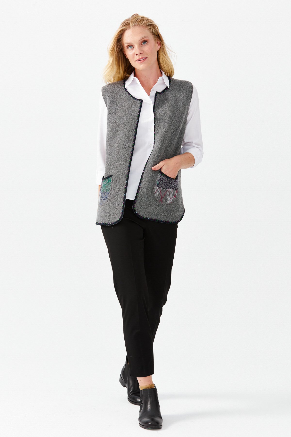 22111Женский короткий жилет с круглым  вырезом и вышивкой бисером, дымчатый