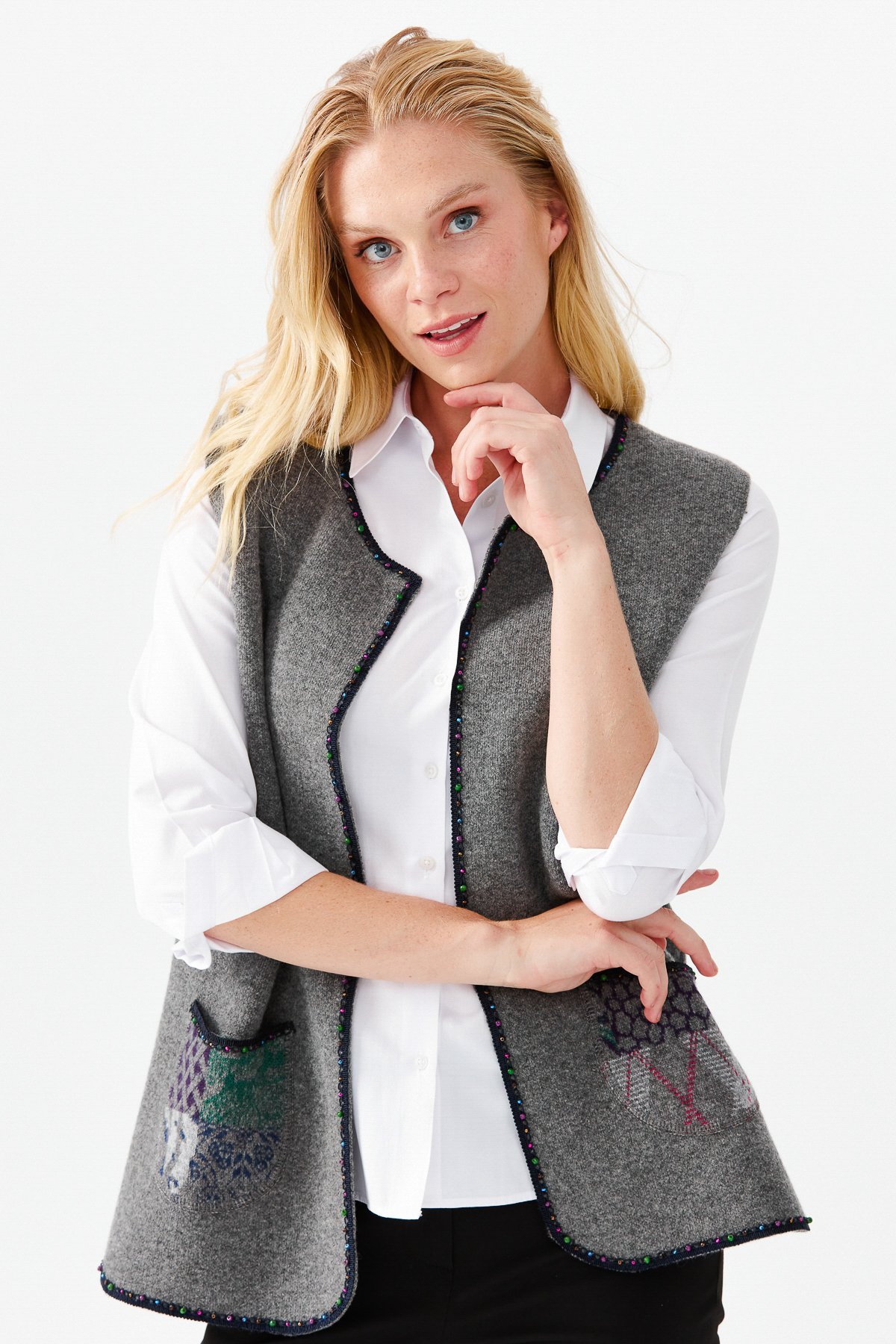 22111Женский короткий жилет с круглым  вырезом и вышивкой бисером, дымчатый