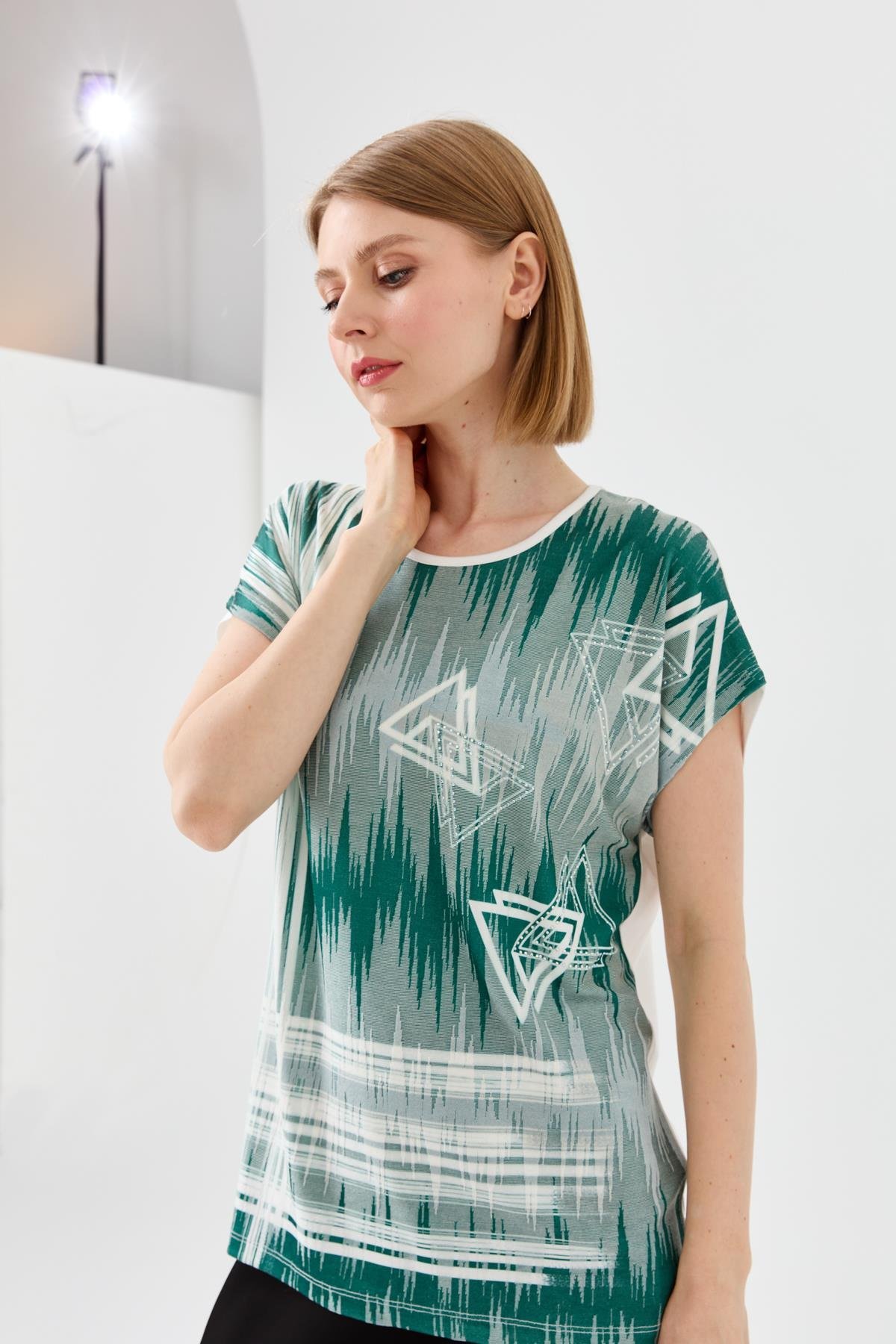 23762Kadın Sıfır Yaka Üçgen Baskılı Penye T-shirt Kemik