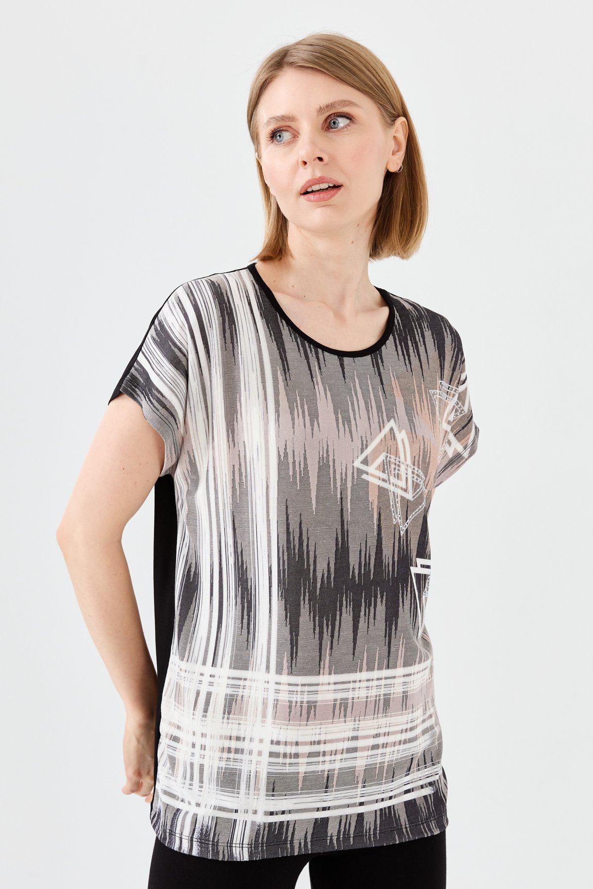 23762Kadın Sıfır Yaka Üçgen Baskılı Penye T-shirt Siyah