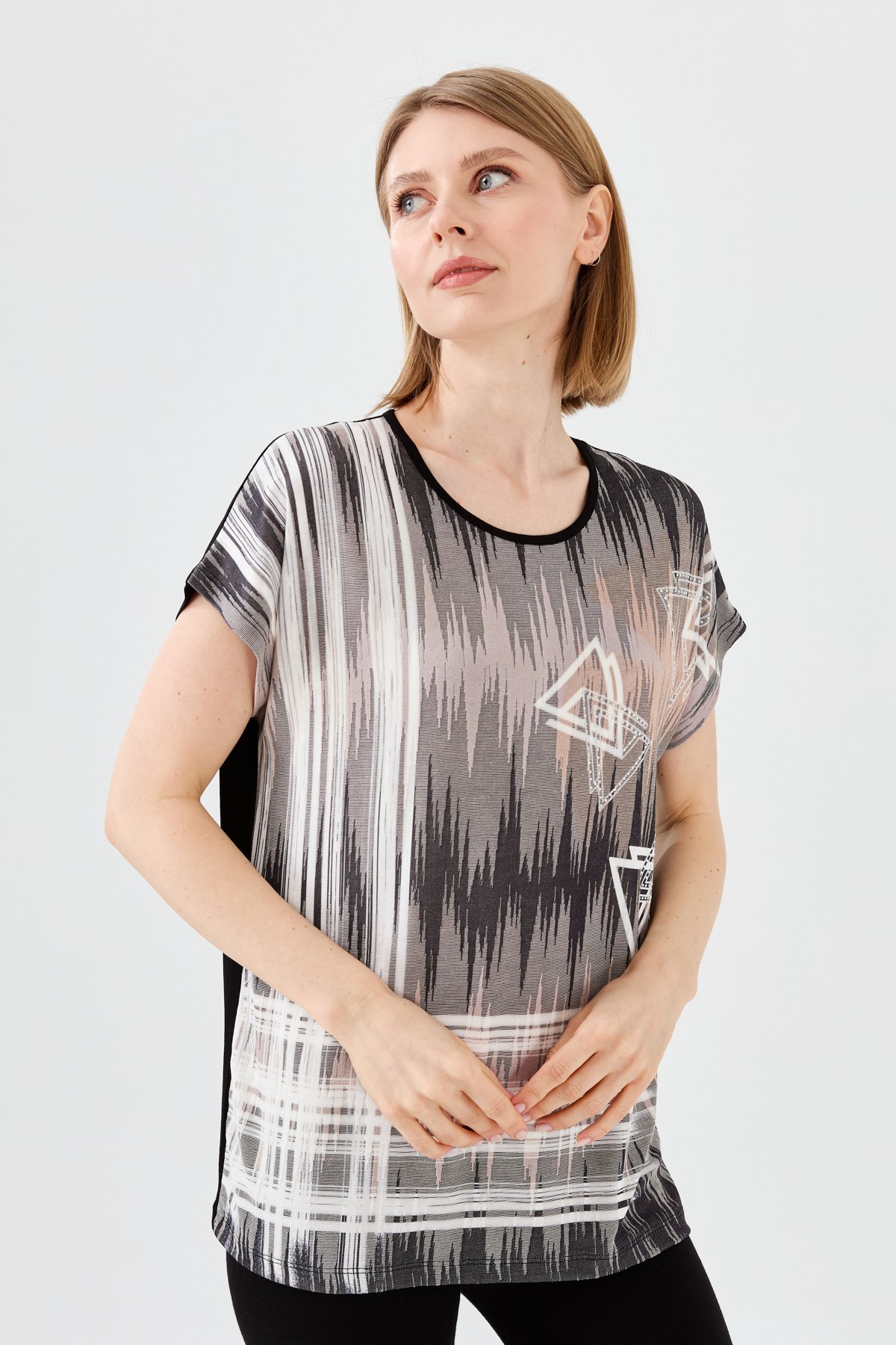 23762Kadın Sıfır Yaka Üçgen Baskılı Penye T-shirt Siyah