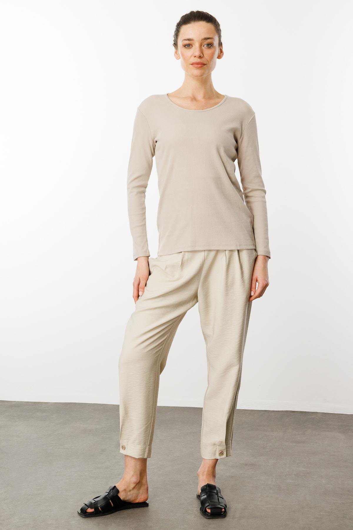 23756Kadın Sıfır Yaka Uzun Kol Basic Pamuklu Bluz Bej