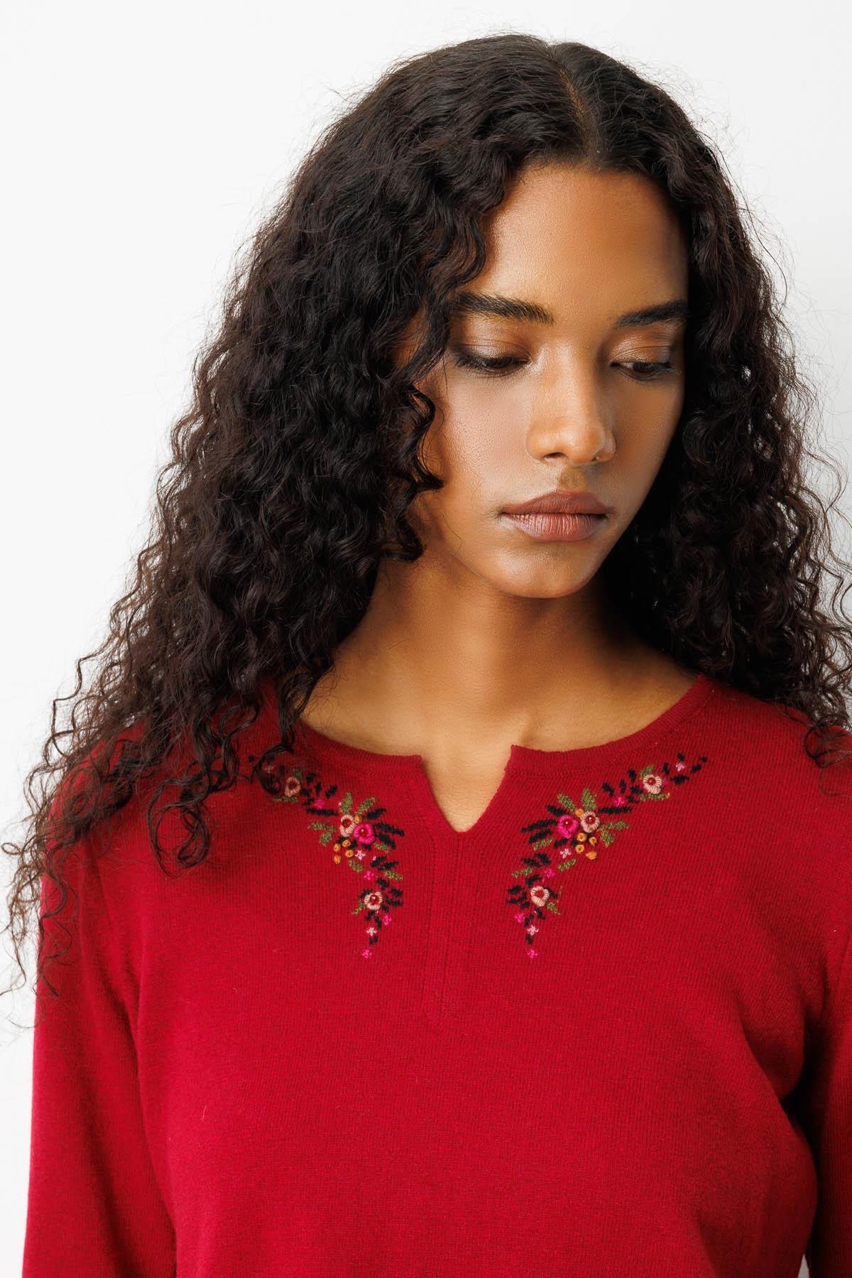 25036Kadın Sıfır Yaka Yaka Kenarı İşlemeli Yün Bluz V.Çürüğü