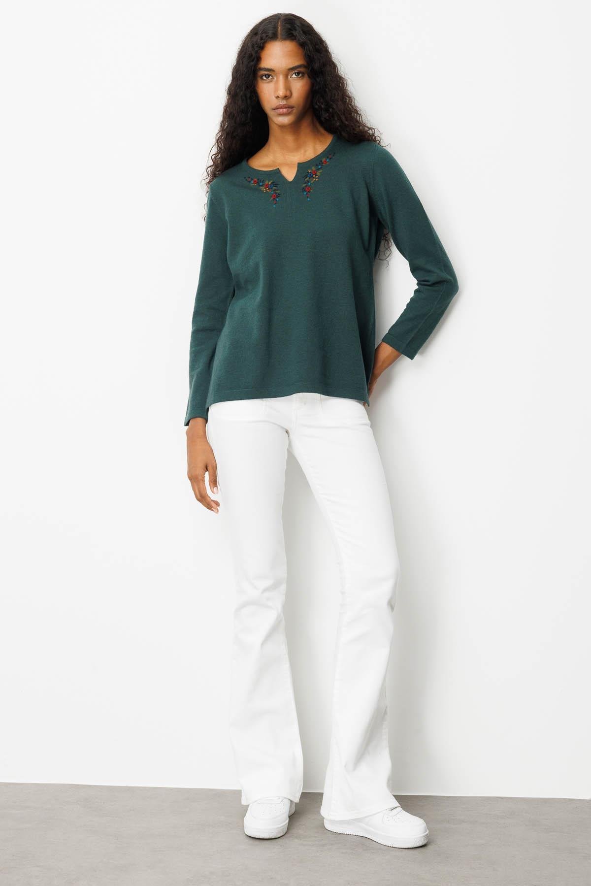 25036Kadın Sıfır Yaka Yaka Kenarı İşlemeli Yün Bluz Yeşil