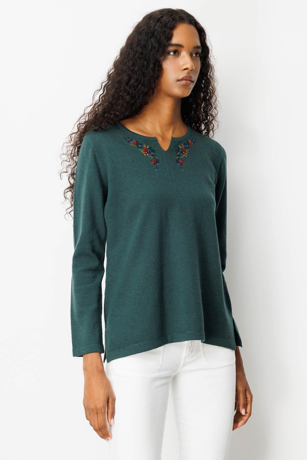 25036Kadın Sıfır Yaka Yaka Kenarı İşlemeli Yün Bluz Yeşil