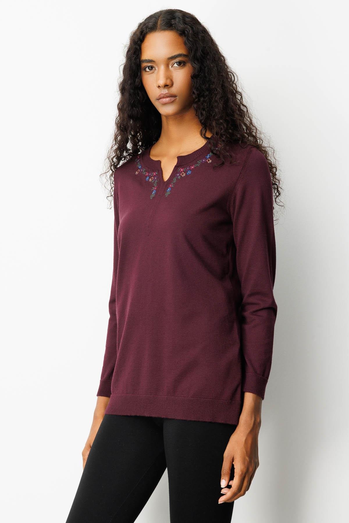 25094Kadın Sıfır Yaka Yakası Çiçek Nakış İşlemeli Bluz K.Mürdüm