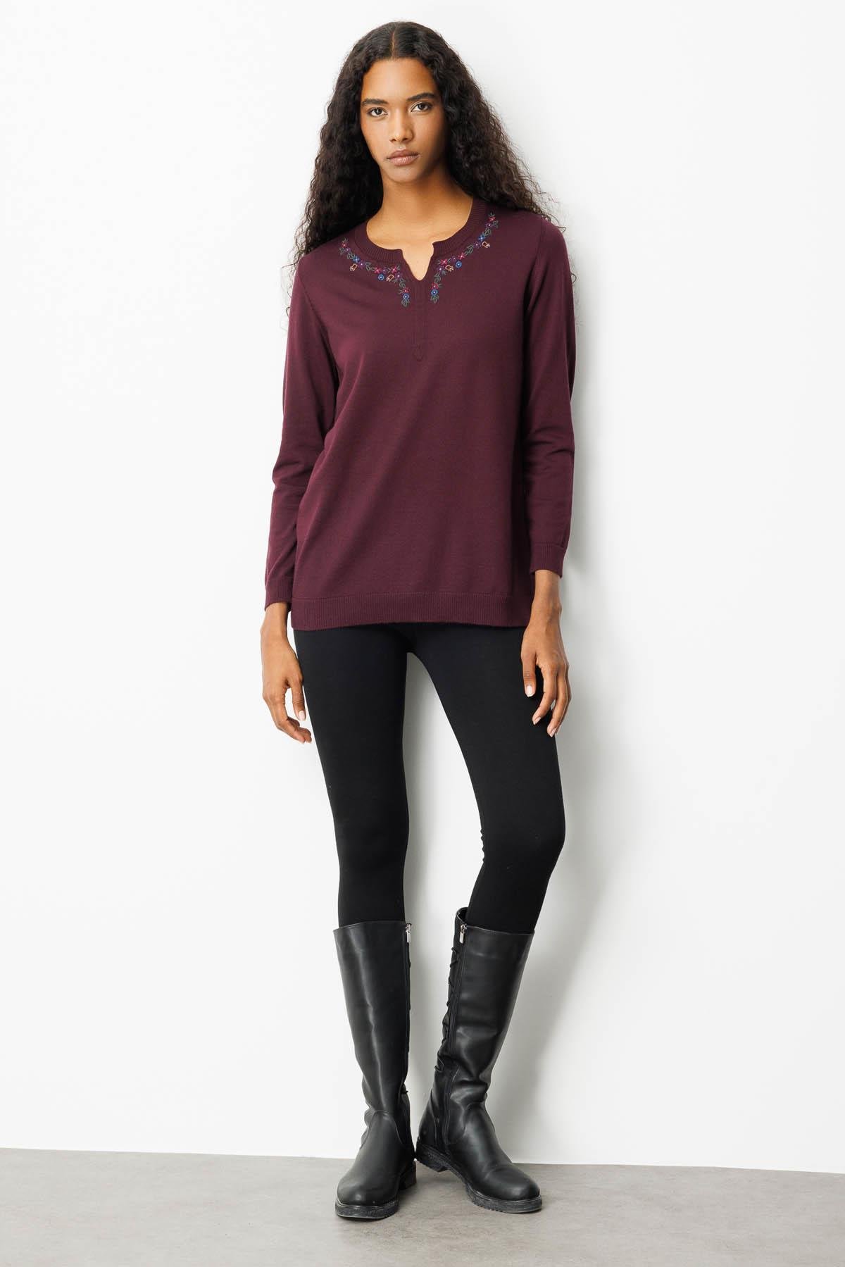 25094Kadın Sıfır Yaka Yakası Çiçek Nakış İşlemeli Bluz K.Mürdüm