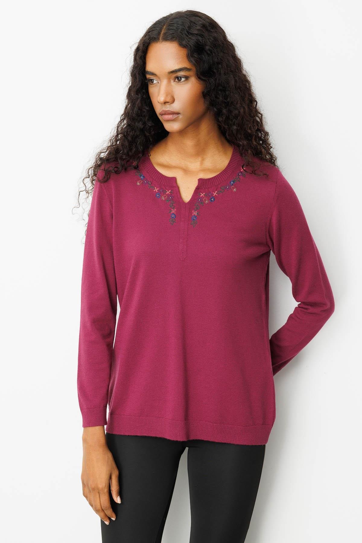 25094Kadın Sıfır Yaka Yakası Çiçek Nakış İşlemeli Bluz Mürdüm