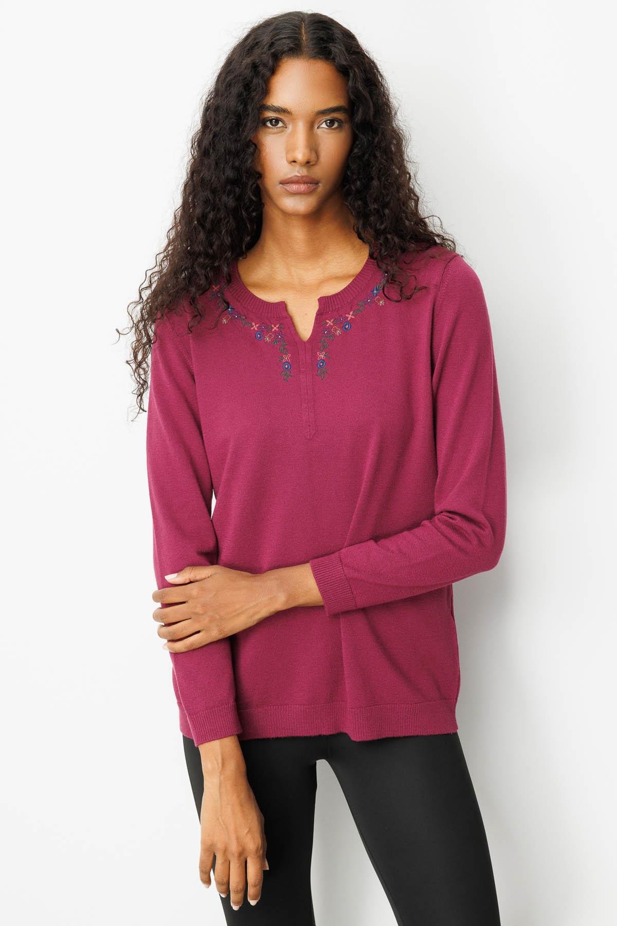 25094Kadın Sıfır Yaka Yakası Çiçek Nakış İşlemeli Bluz Mürdüm