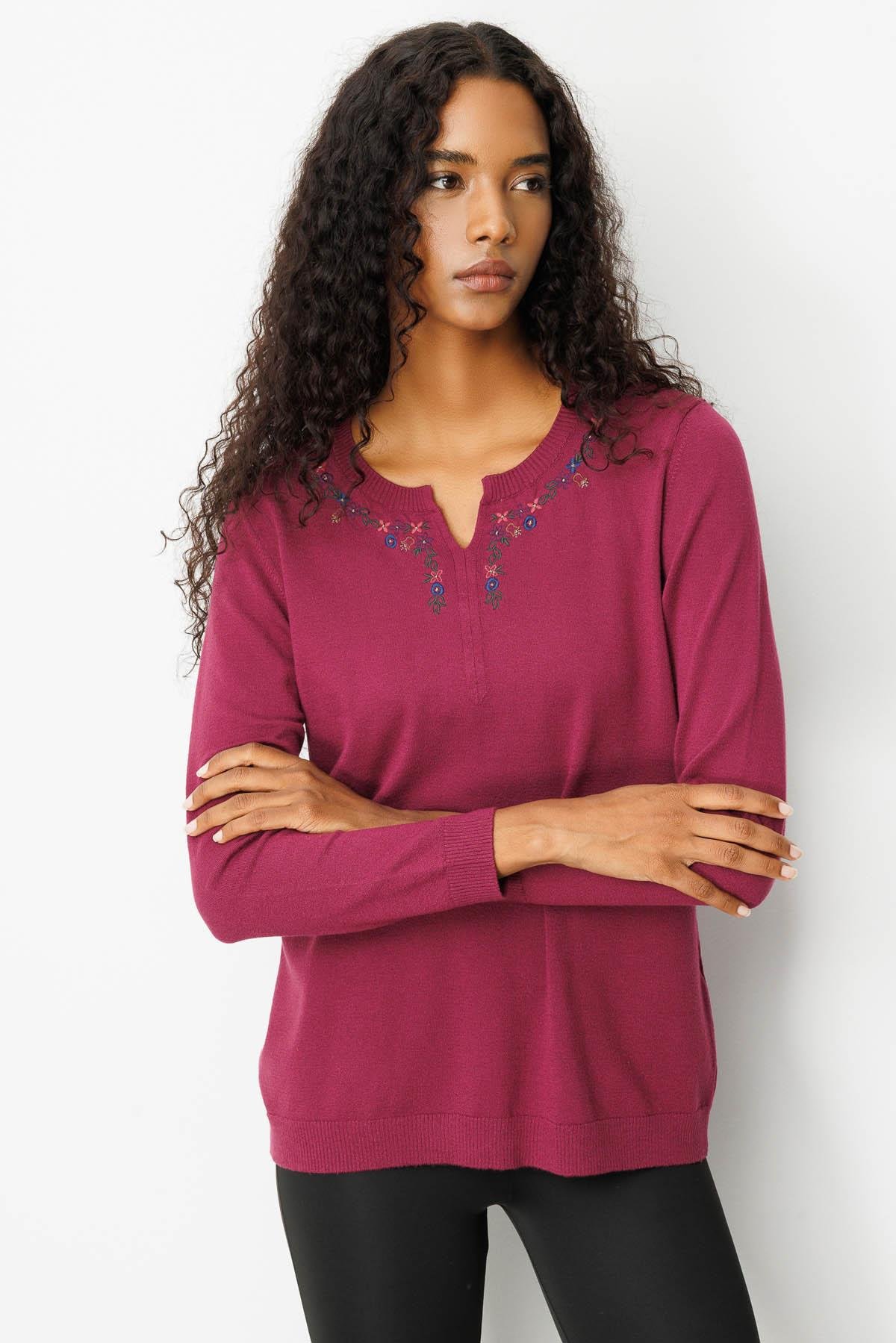 25094Kadın Sıfır Yaka Yakası Çiçek Nakış İşlemeli Bluz Mürdüm