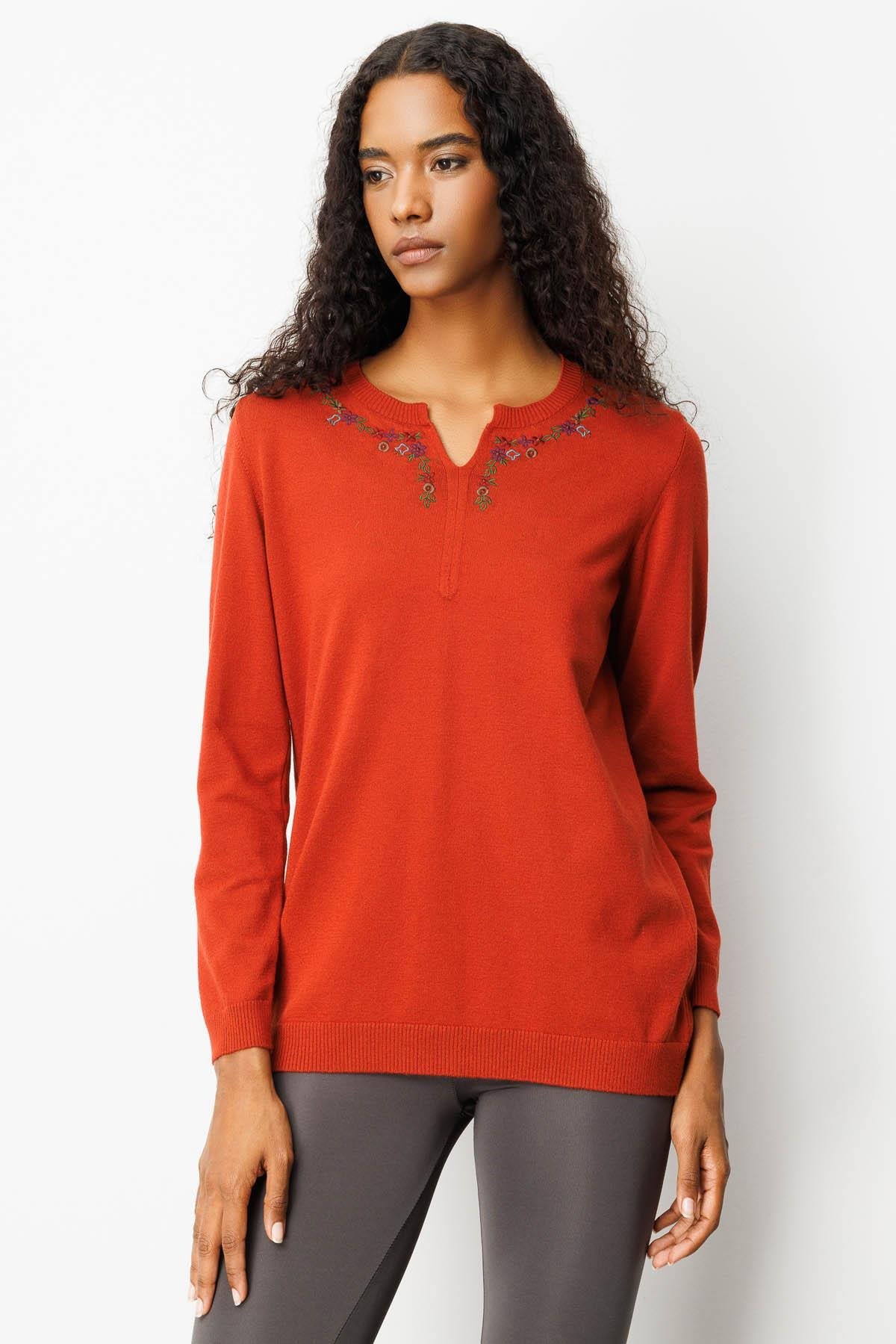 25094Kadın Sıfır Yaka Yakası Çiçek Nakış İşlemeli Bluz K.Kiremit