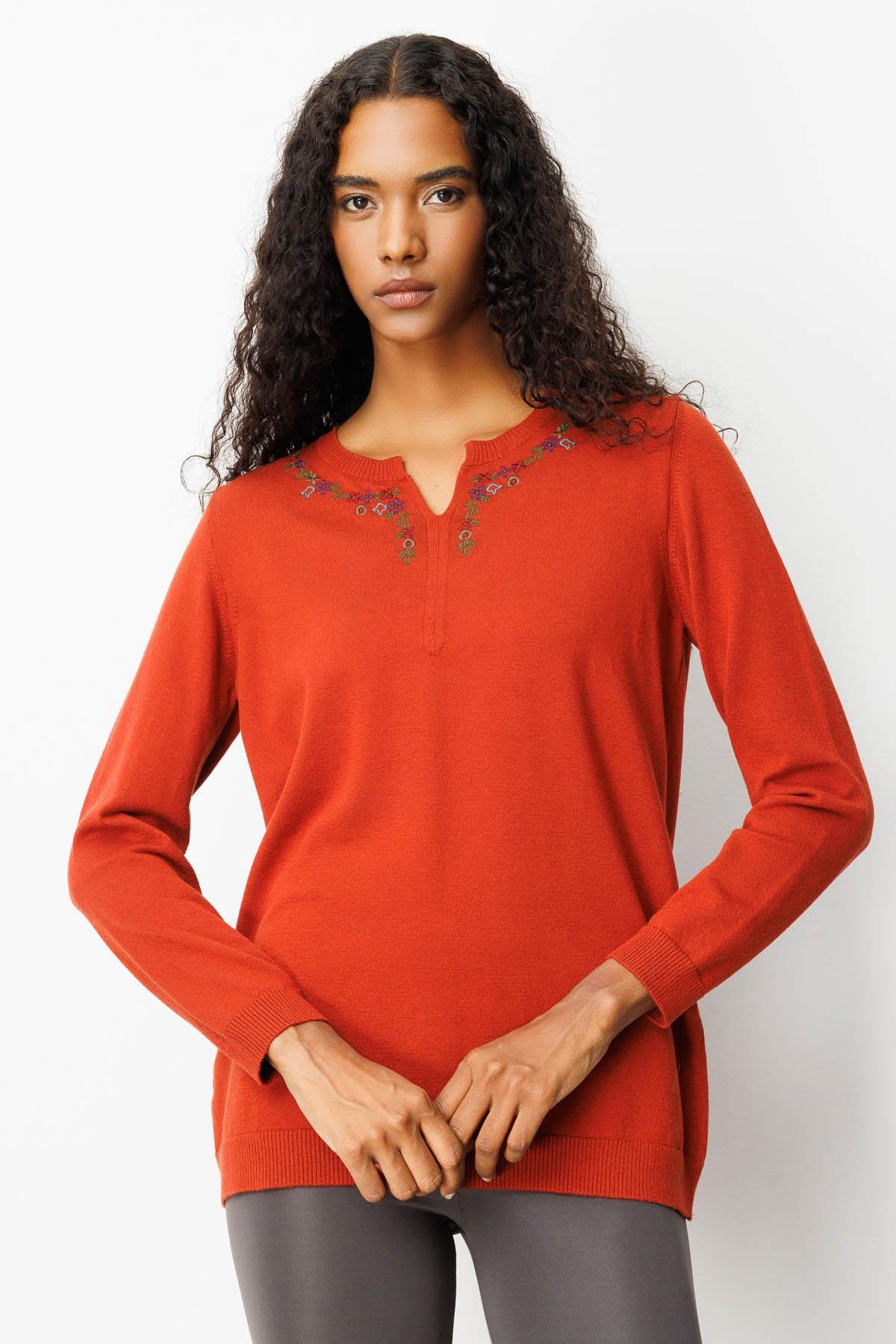 25094Kadın Sıfır Yaka Yakası Çiçek Nakış İşlemeli Bluz K.Kiremit