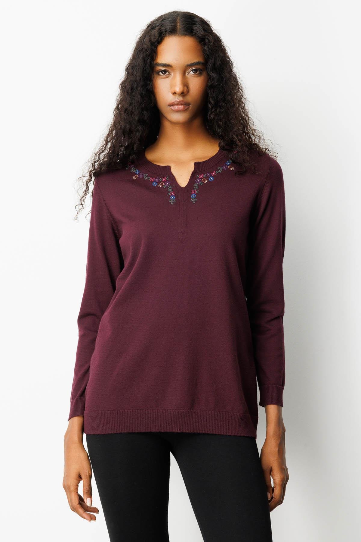 25094Kadın Sıfır Yaka Yakası Çiçek Nakış İşlemeli Bluz K.Mürdüm