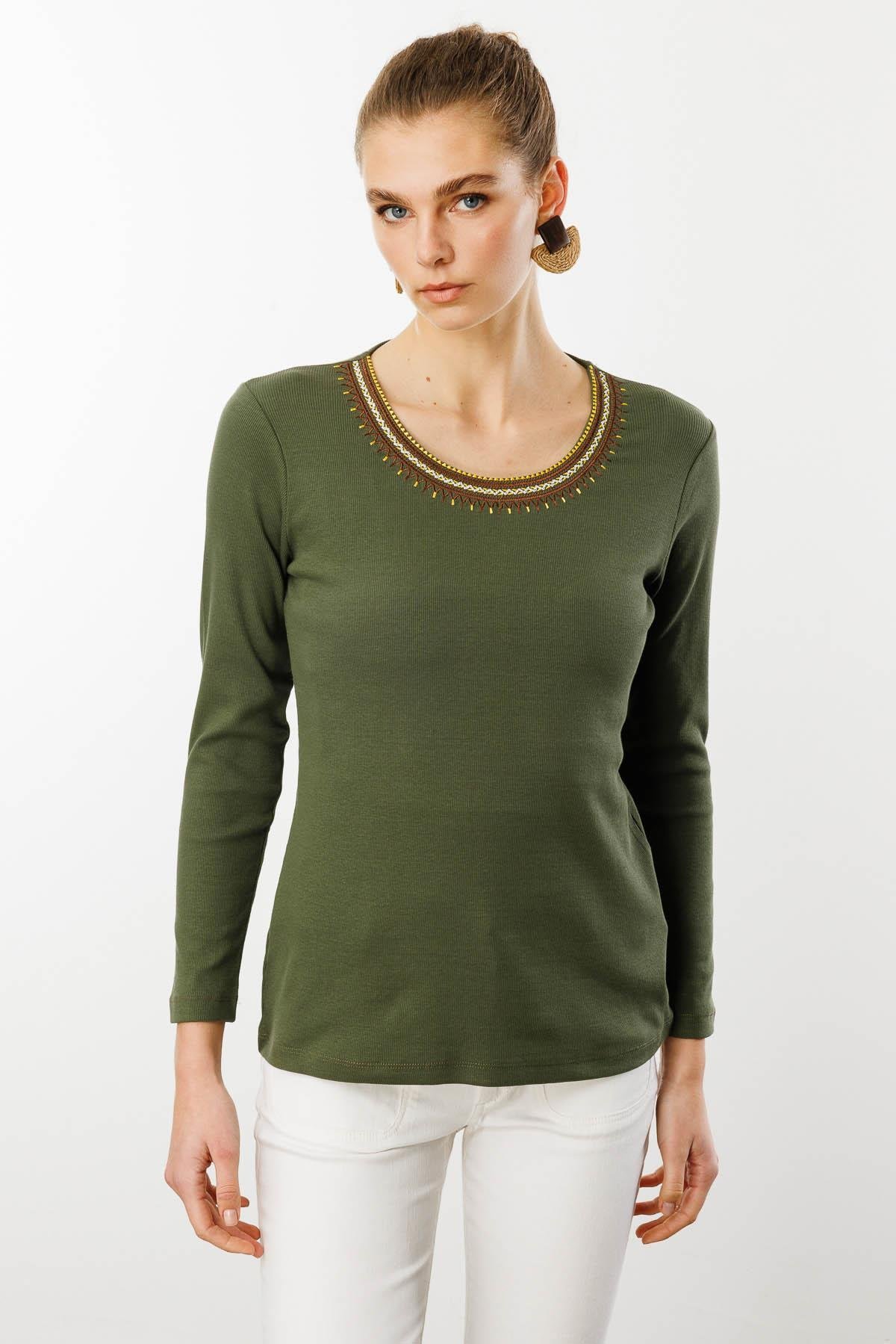 25759Kadın V Yaka Yakası Nakış İşlemeli Pamuklu Bluz Haki