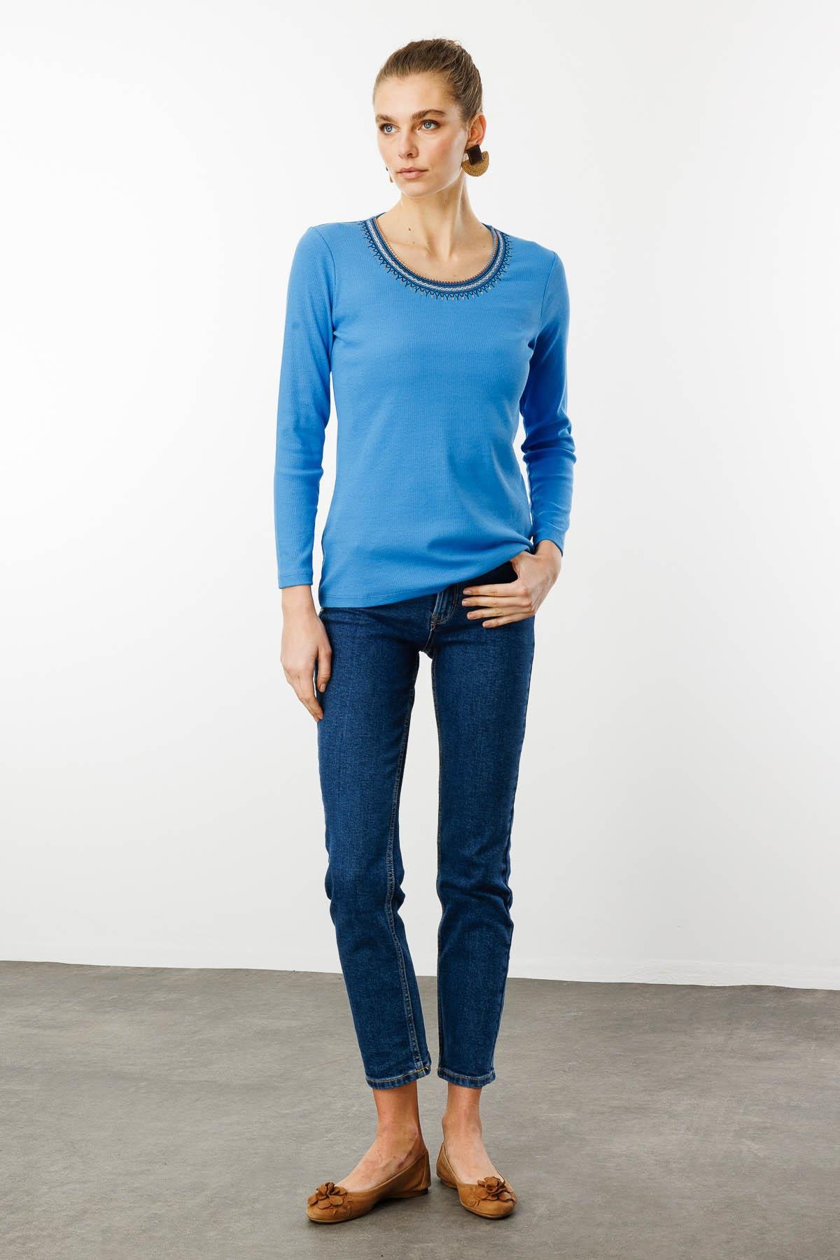 25759Kadın V Yaka Yakası Nakış İşlemeli Pamuklu Bluz Mavi