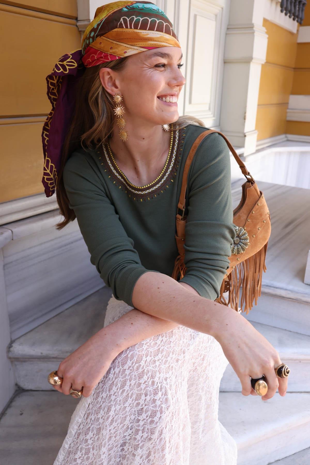 25759Kadın V Yaka Yakası Nakış İşlemeli Pamuklu Bluz Haki