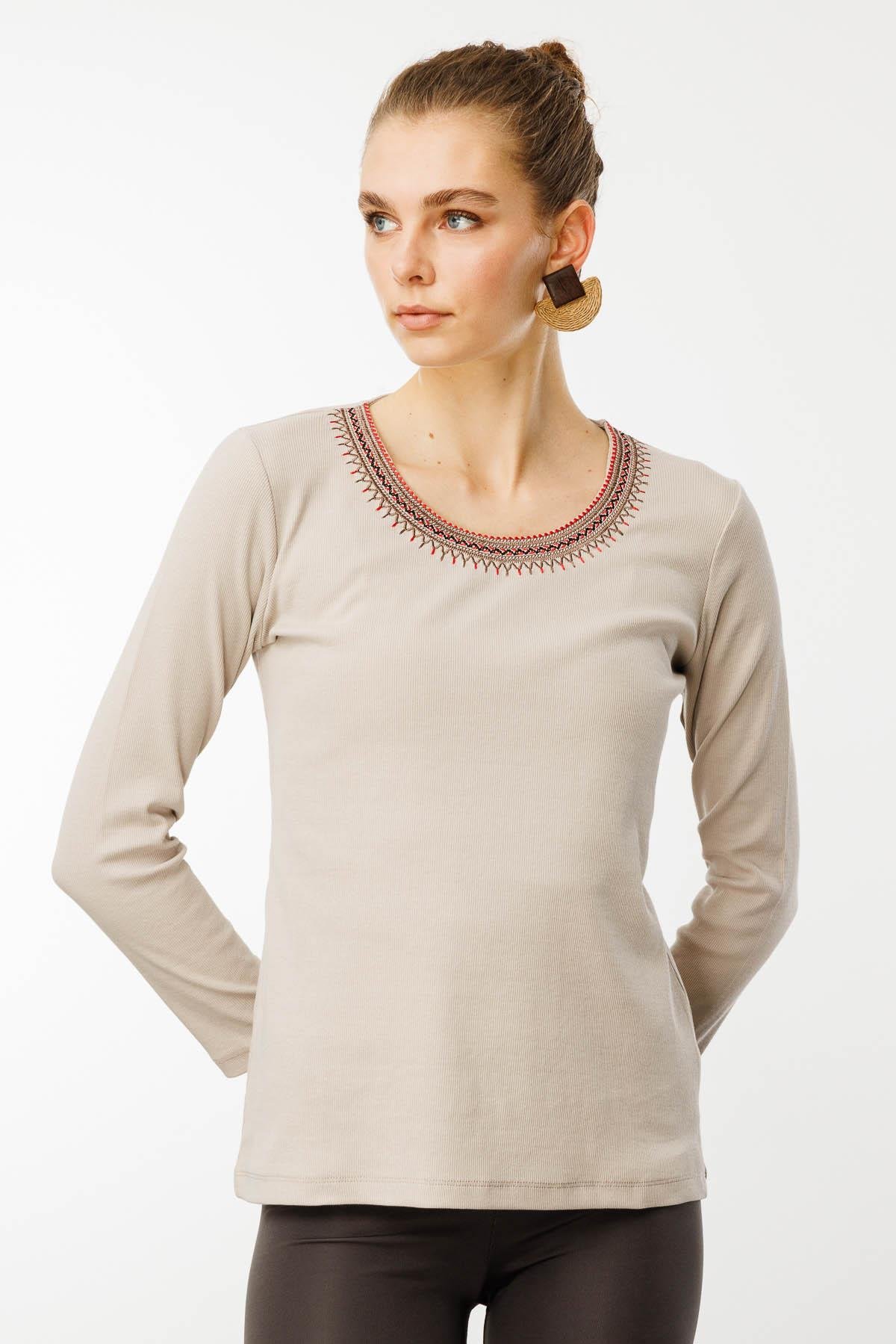 25759Kadın V Yaka Yakası Nakış İşlemeli Pamuklu Bluz Bej