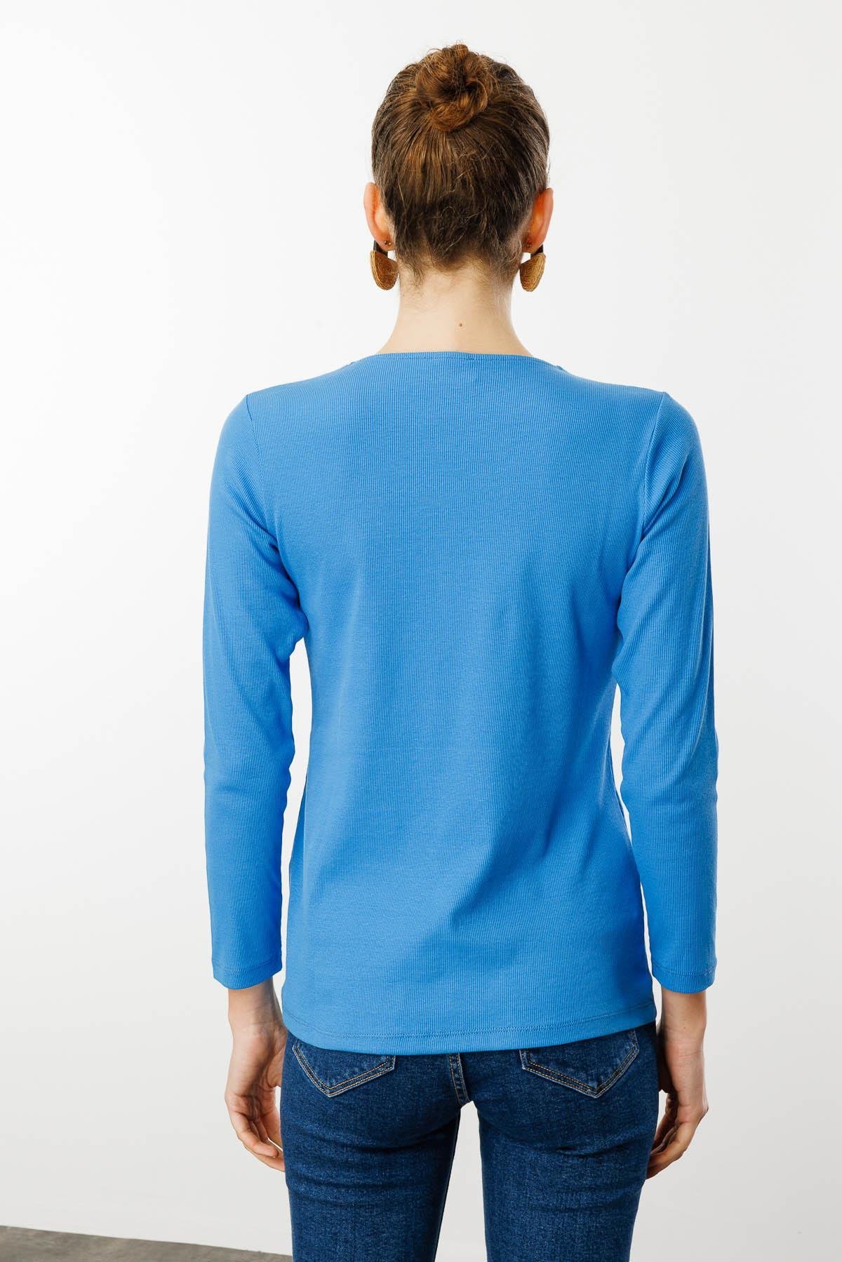 25759Kadın V Yaka Yakası Nakış İşlemeli Pamuklu Bluz Mavi