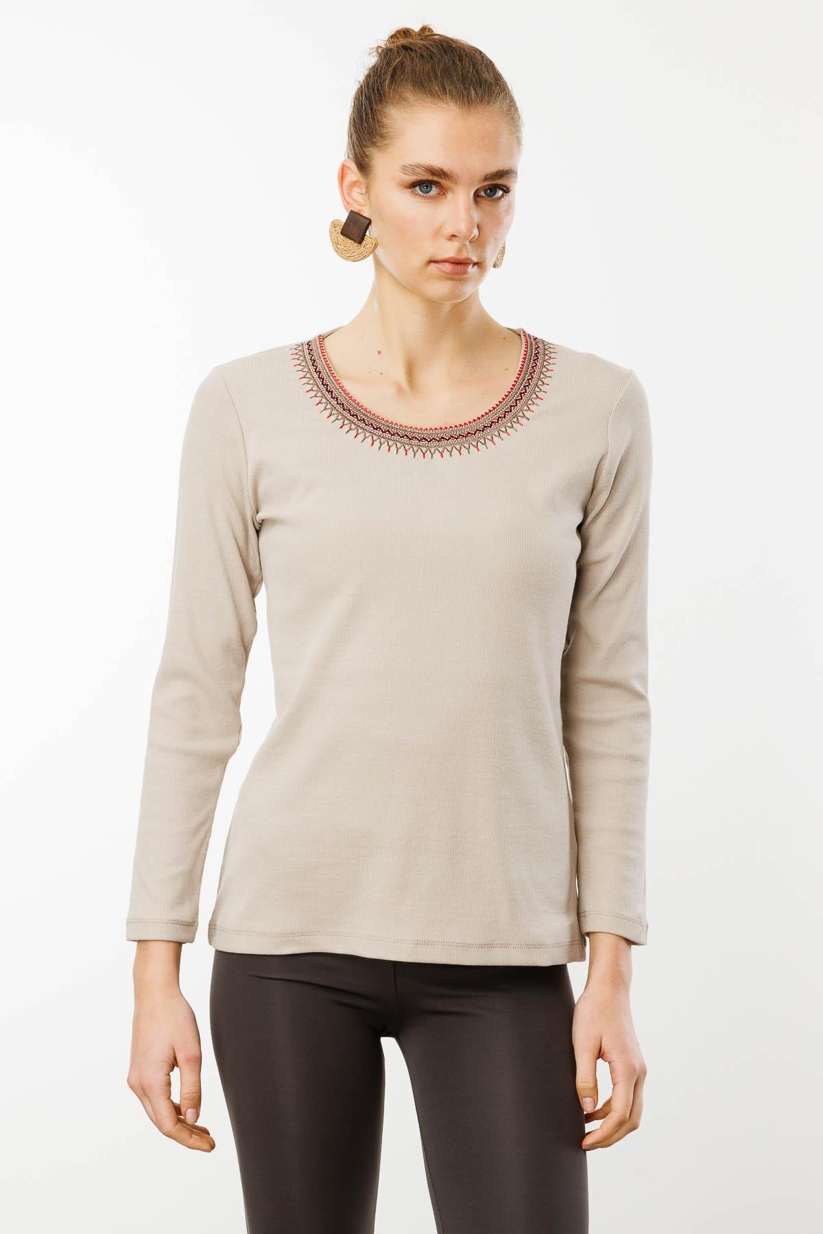 25759Kadın V Yaka Yakası Nakış İşlemeli Pamuklu Bluz Bej