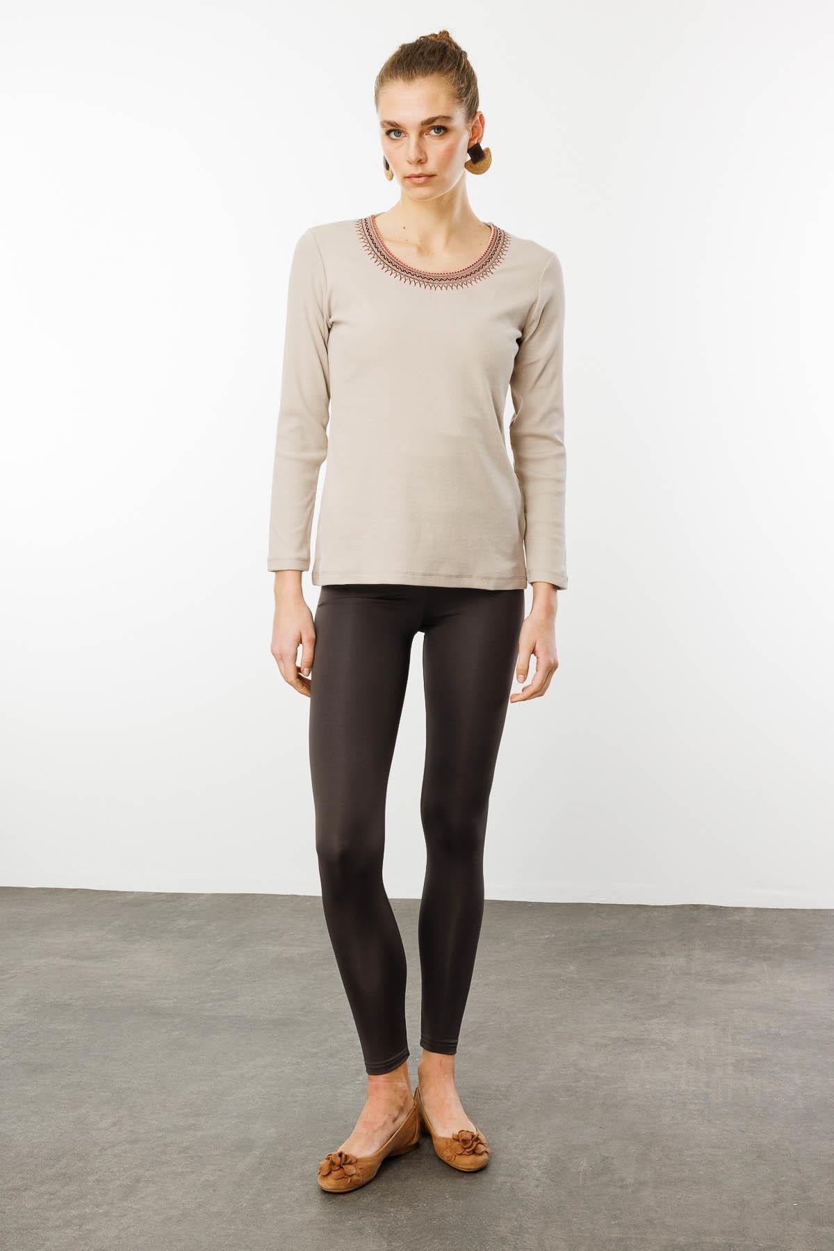 25759Kadın V Yaka Yakası Nakış İşlemeli Pamuklu Bluz Bej