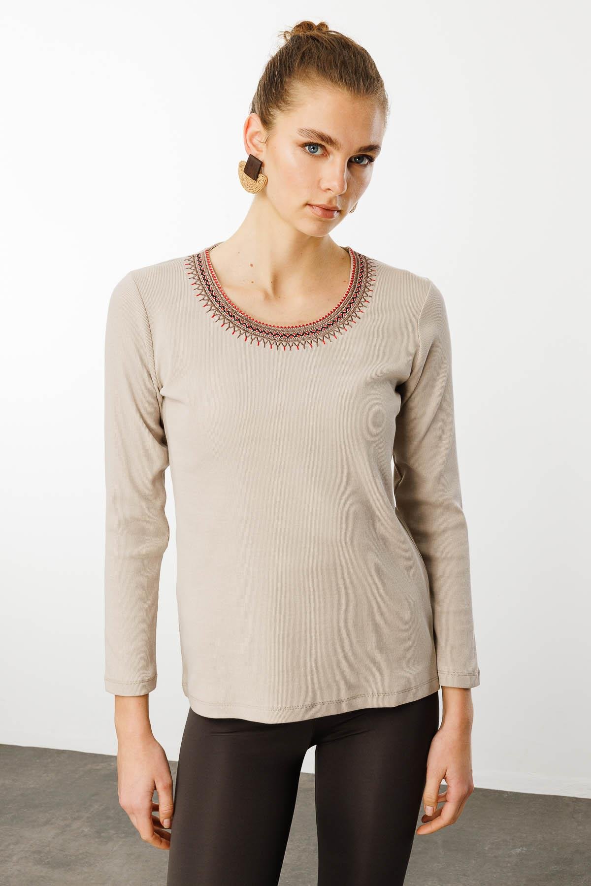 25759Kadın V Yaka Yakası Nakış İşlemeli Pamuklu Bluz Bej