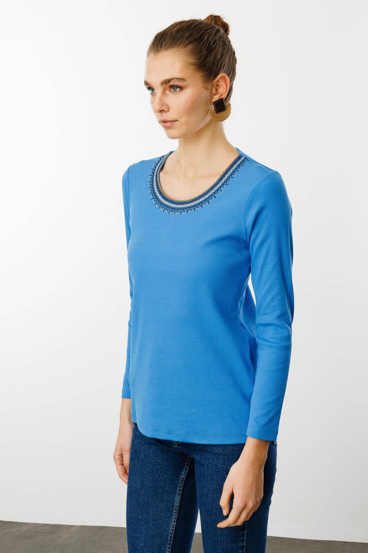 25759Kadın V Yaka Yakası Nakış İşlemeli Pamuklu Bluz Mavi