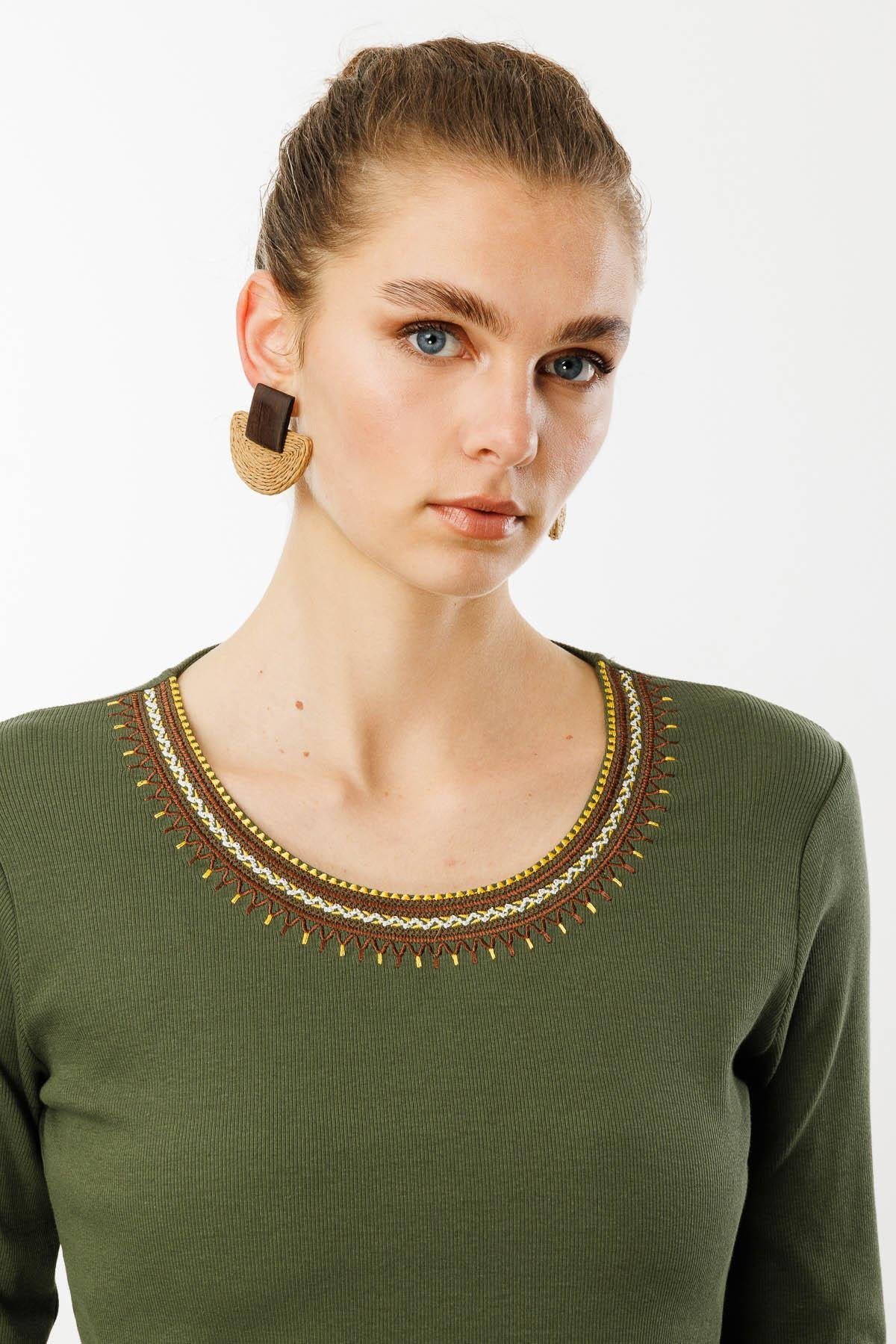 25759Kadın V Yaka Yakası Nakış İşlemeli Pamuklu Bluz Haki