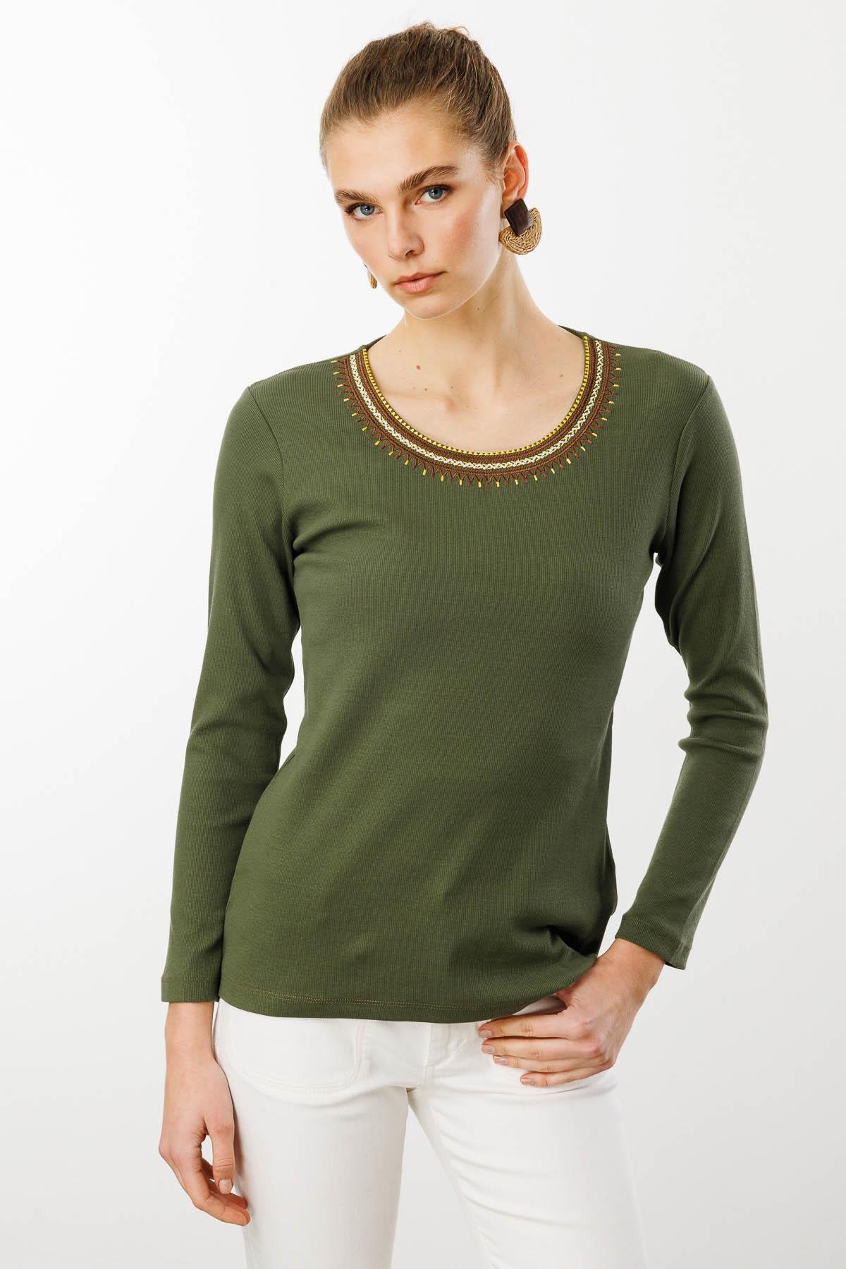 25759Kadın V Yaka Yakası Nakış İşlemeli Pamuklu Bluz Haki