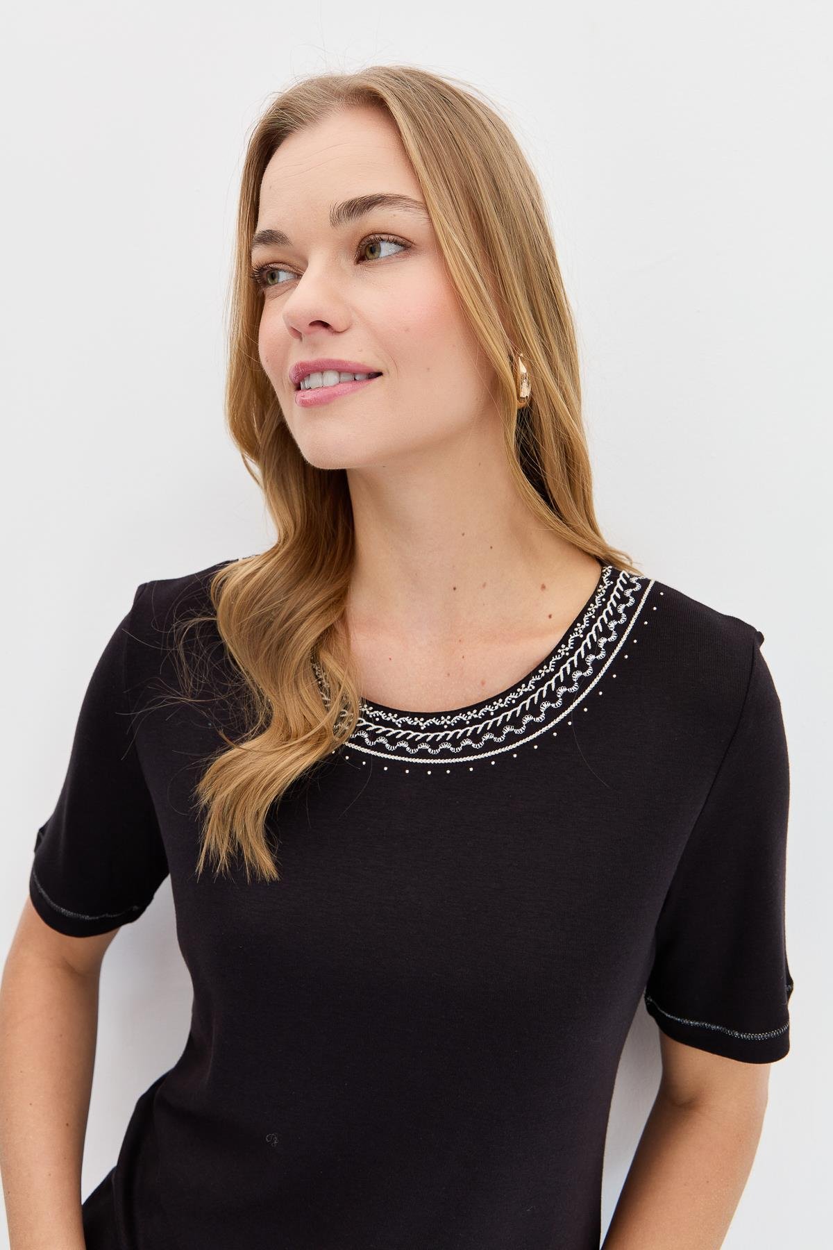 KMY24005Kadın Sıfır Yaka Yakası Nakışlı Pamuklu Tshirt Siyah