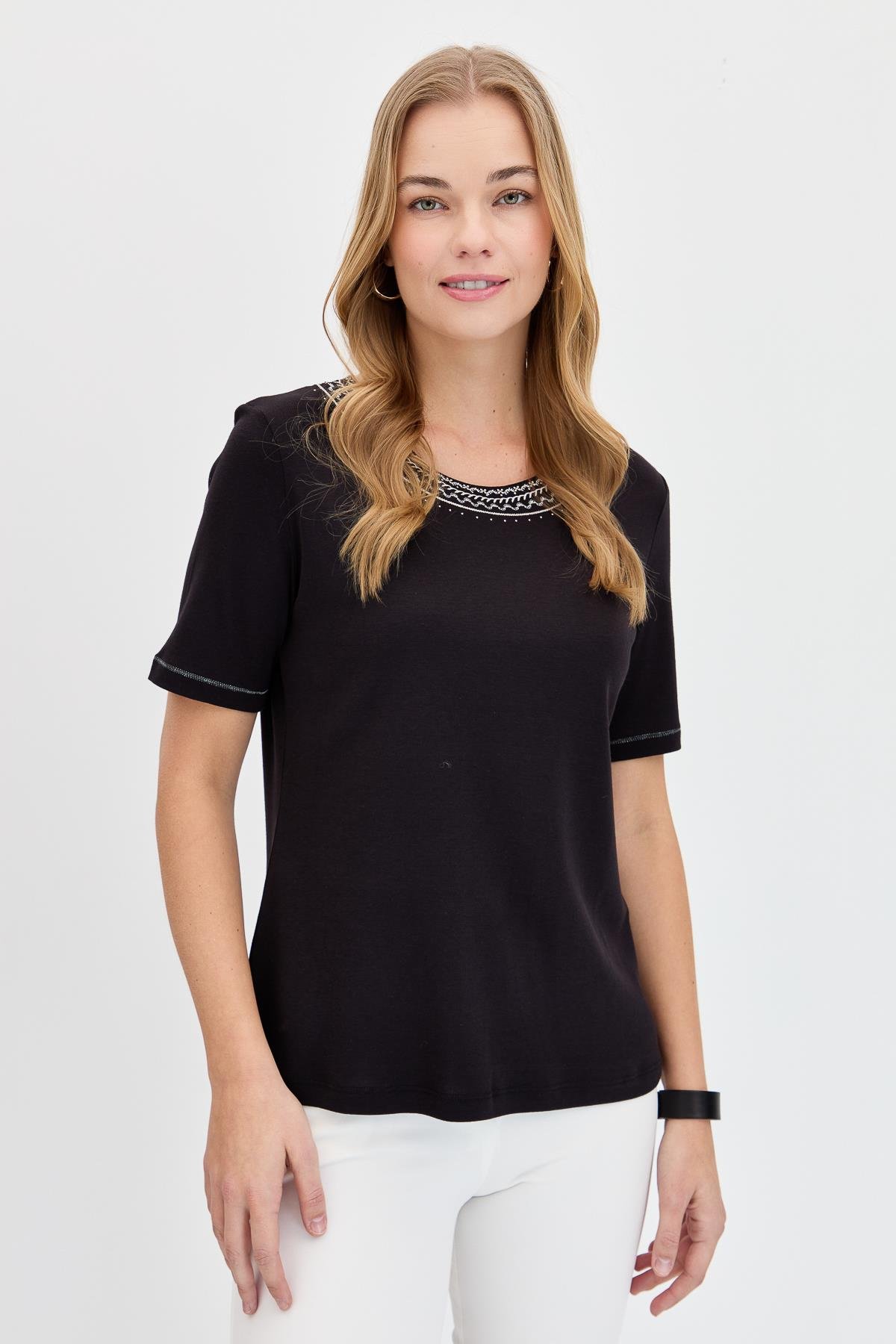 KMY24005Kadın Sıfır Yaka Yakası Nakışlı Pamuklu Tshirt Siyah