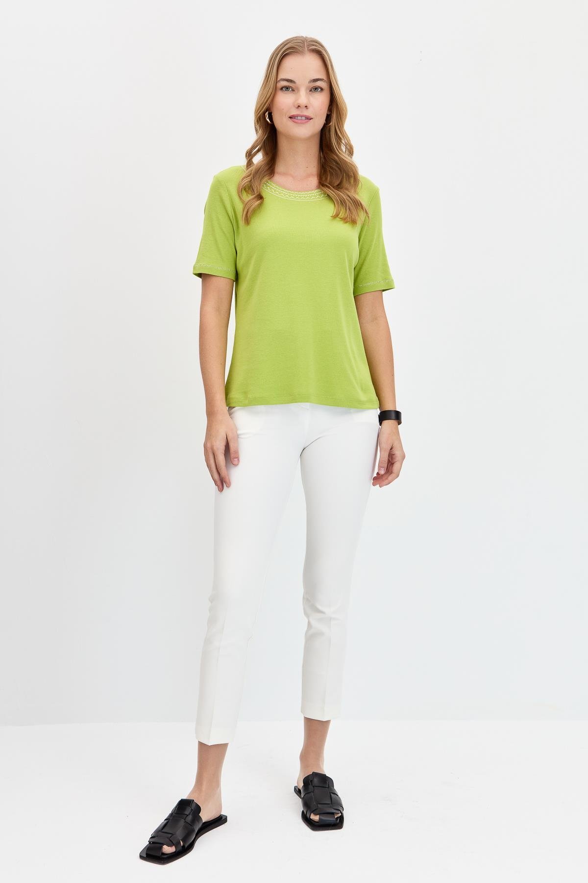 KMY24005Kadın Sıfır Yaka Yakası Nakışlı Pamuklu Tshirt F.Yeşili