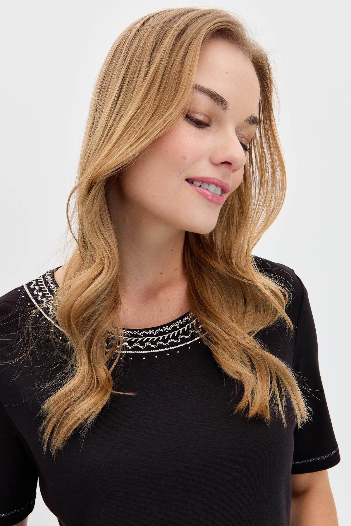 KMY24005Kadın Sıfır Yaka Yakası Nakışlı Pamuklu Tshirt Siyah