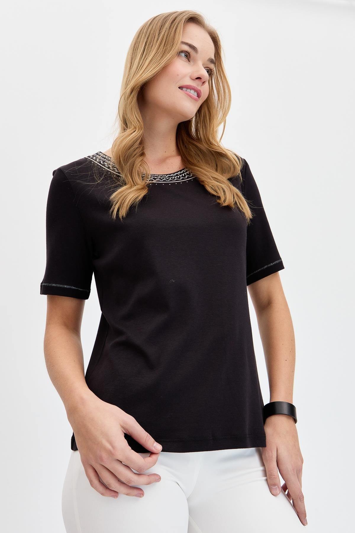 KMY24005Kadın Sıfır Yaka Yakası Nakışlı Pamuklu Tshirt Siyah