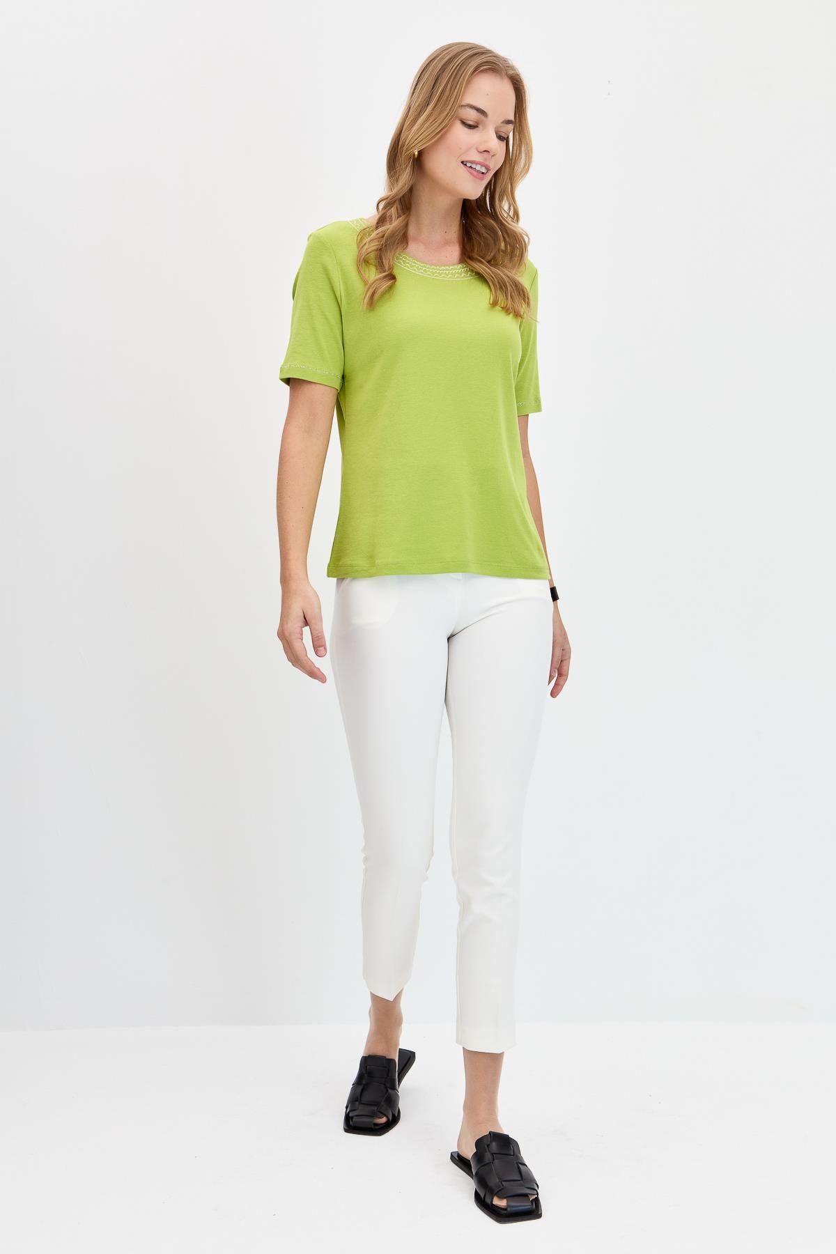 KMY24005Kadın Sıfır Yaka Yakası Nakışlı Pamuklu Tshirt F.Yeşili