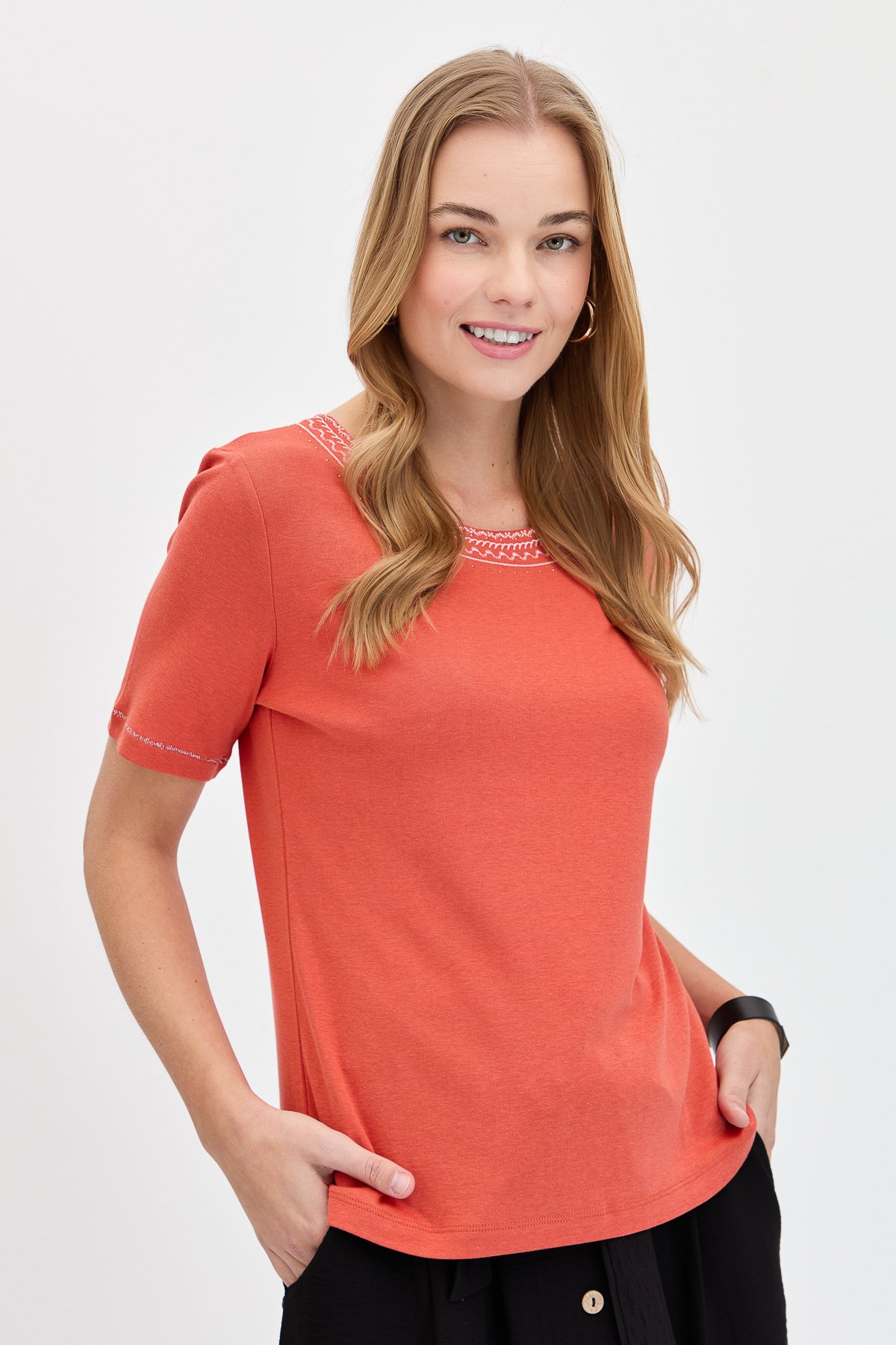 KMY24005Kadın Sıfır Yaka Yakası Nakışlı Pamuklu Tshirt Kiremit