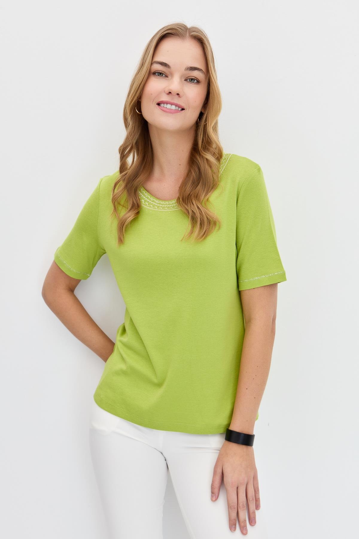 KMY24005Kadın Sıfır Yaka Yakası Nakışlı Pamuklu Tshirt F.Yeşili