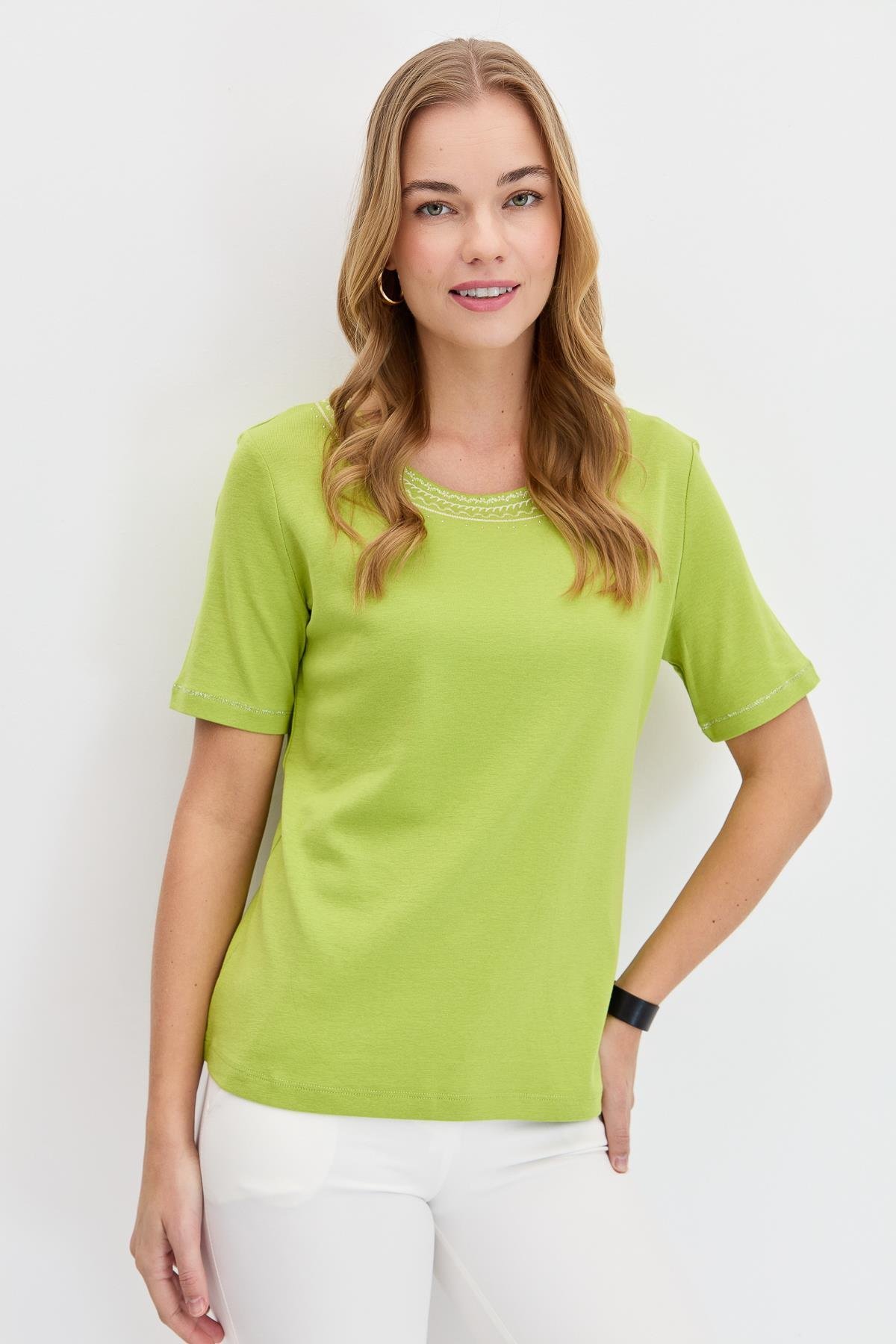 KMY24005Kadın Sıfır Yaka Yakası Nakışlı Pamuklu Tshirt F.Yeşili