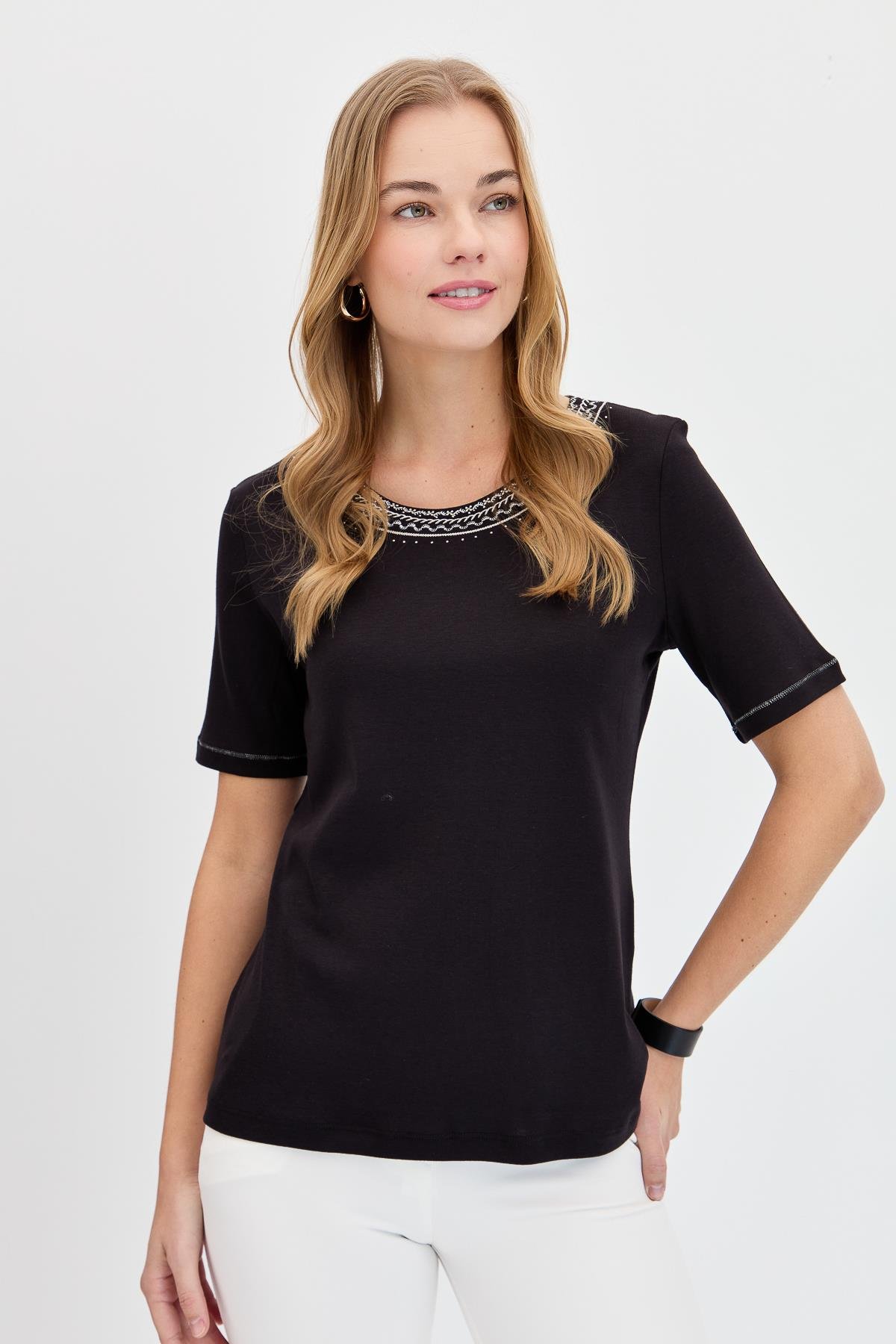 KMY24005Kadın Sıfır Yaka Yakası Nakışlı Pamuklu Tshirt Siyah