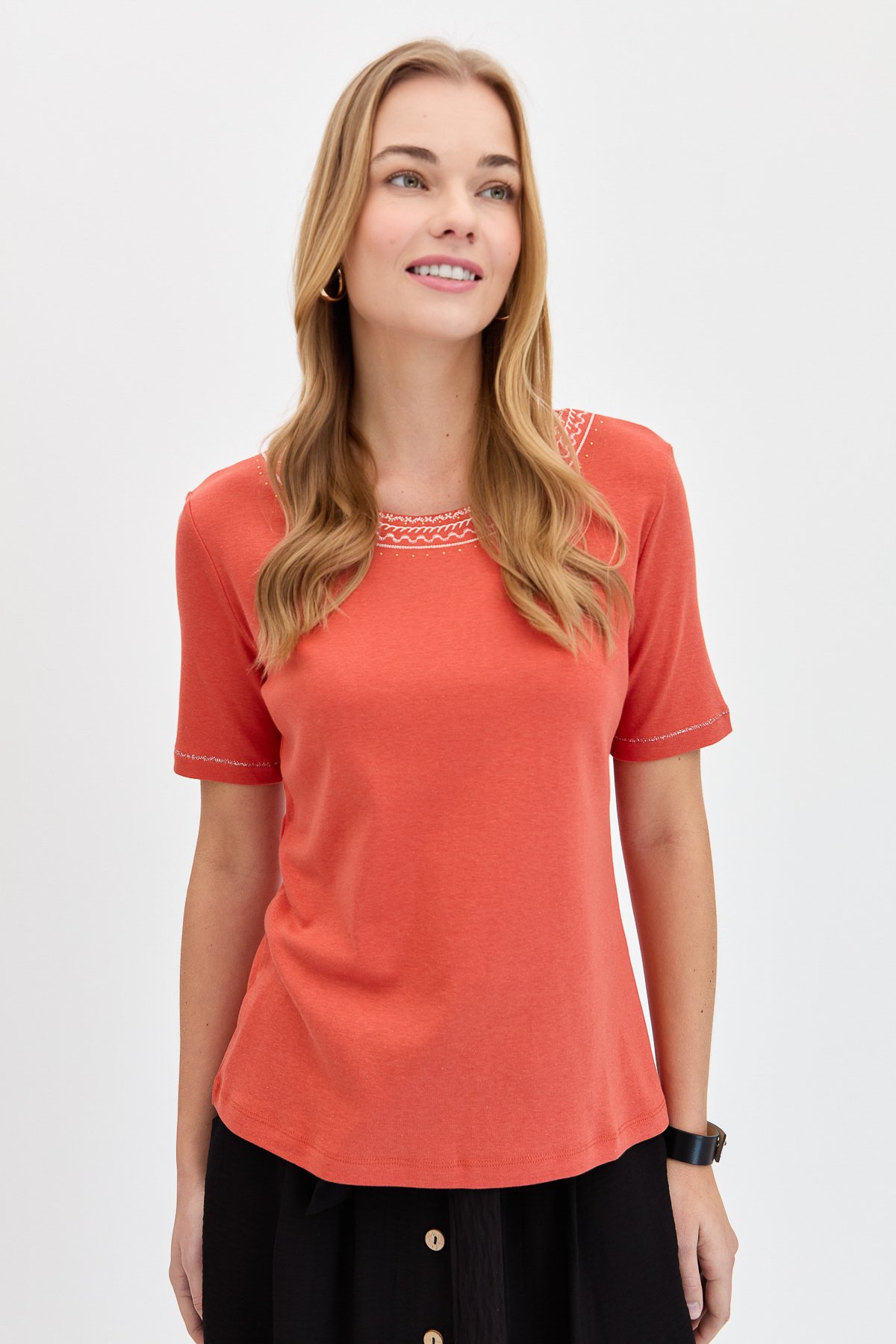 KMY24005Kadın Sıfır Yaka Yakası Nakışlı Pamuklu Tshirt Kiremit