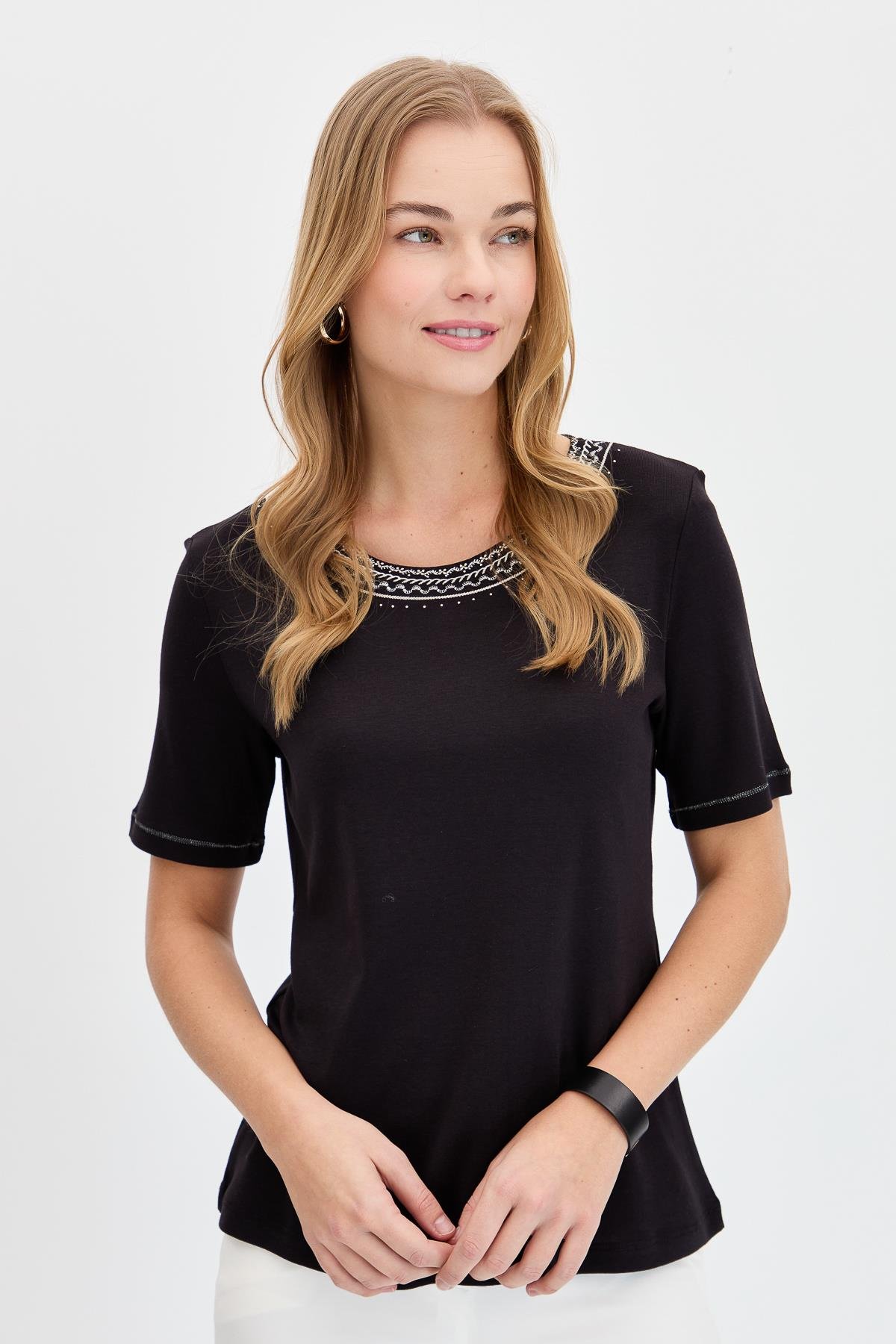 KMY24005Kadın Sıfır Yaka Yakası Nakışlı Pamuklu Tshirt Siyah