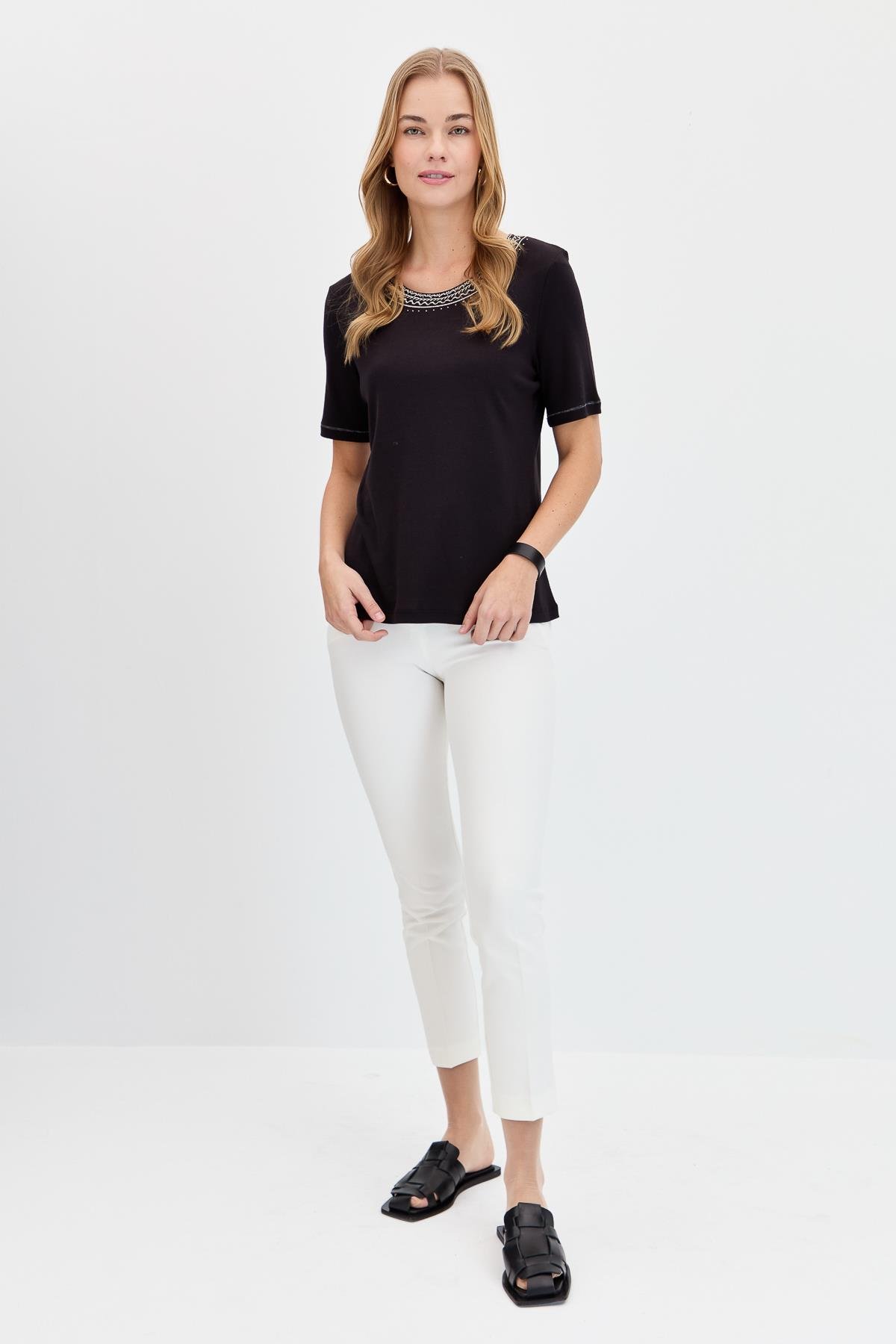KMY24005Kadın Sıfır Yaka Yakası Nakışlı Pamuklu Tshirt Siyah