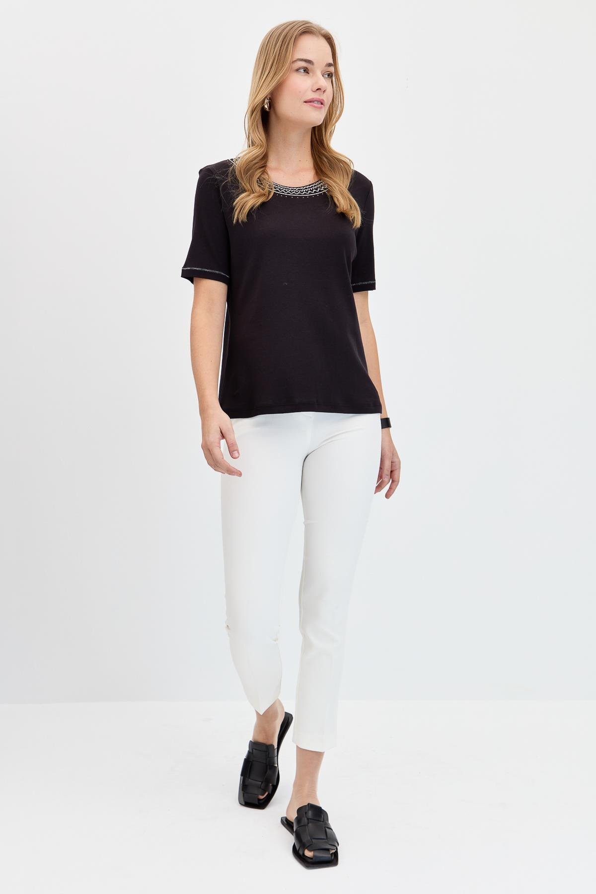 KMY24005Kadın Sıfır Yaka Yakası Nakışlı Pamuklu Tshirt Siyah