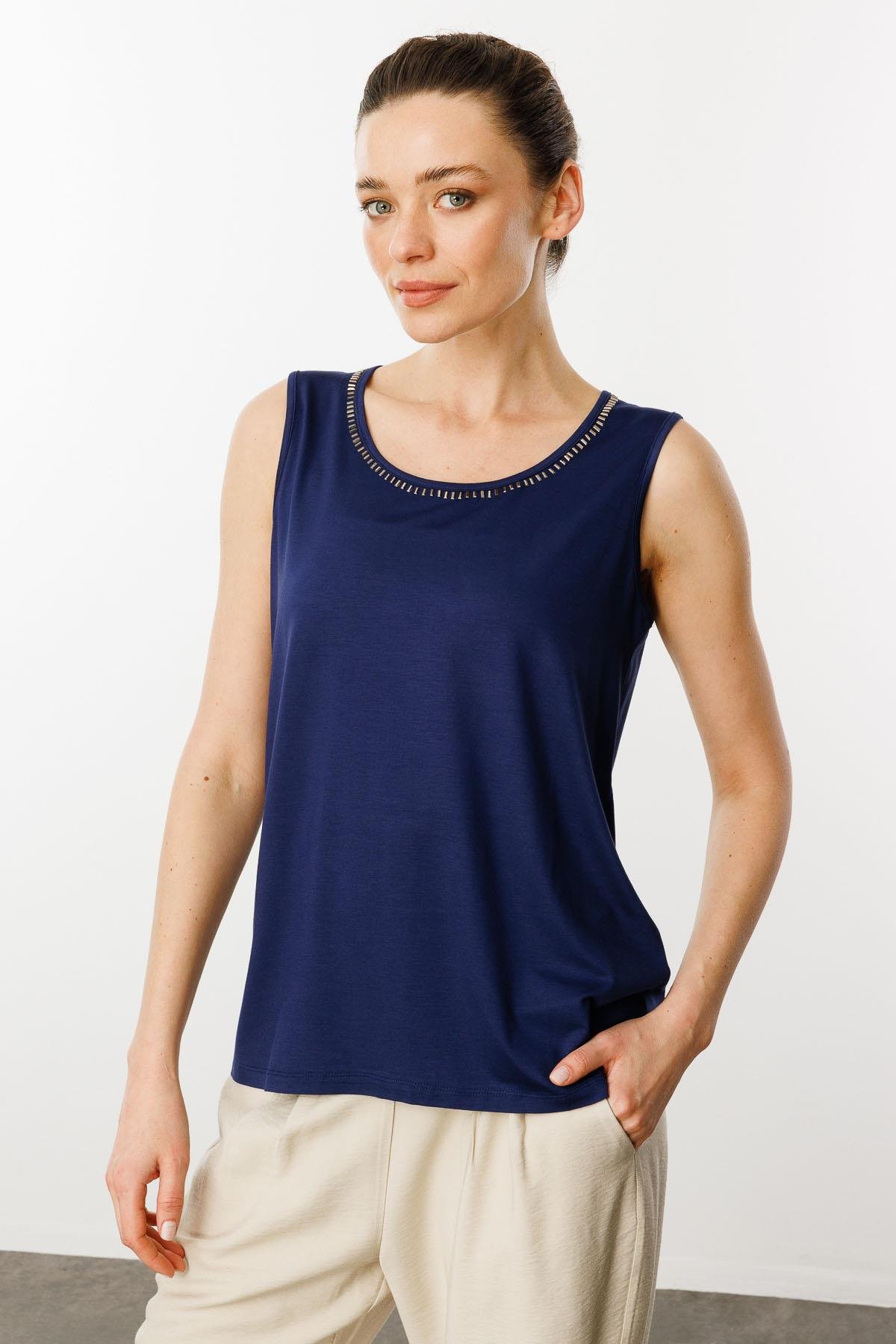 25755Kadın Sıfır Yaka Yakası Taşlı Askılı T-shirt Lacivert