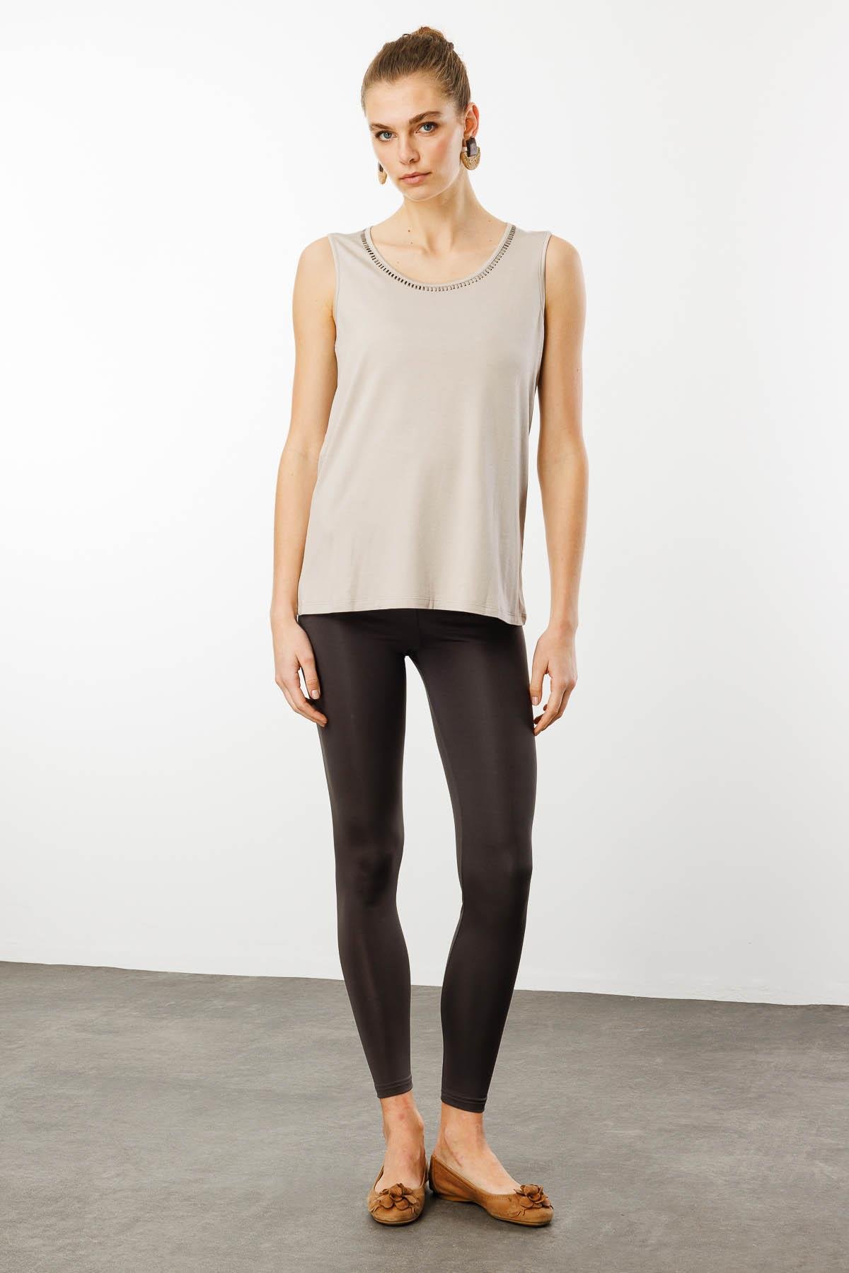 25755Kadın Sıfır Yaka Yakası Taşlı Askılı T-shirt Bej