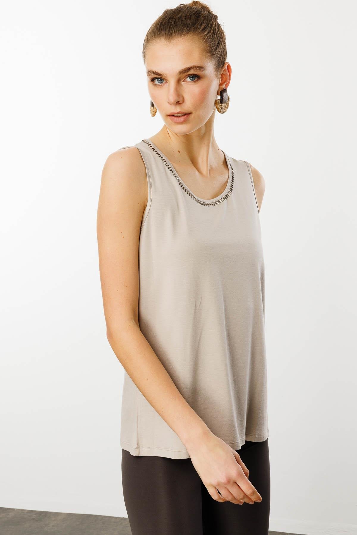 25755Kadın Sıfır Yaka Yakası Taşlı Askılı T-shirt Bej