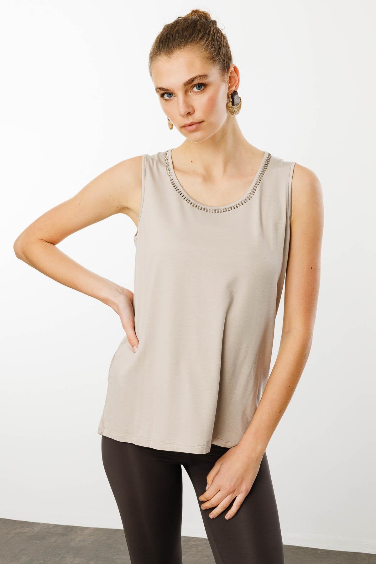 25755Kadın Sıfır Yaka Yakası Taşlı Askılı T-shirt Bej