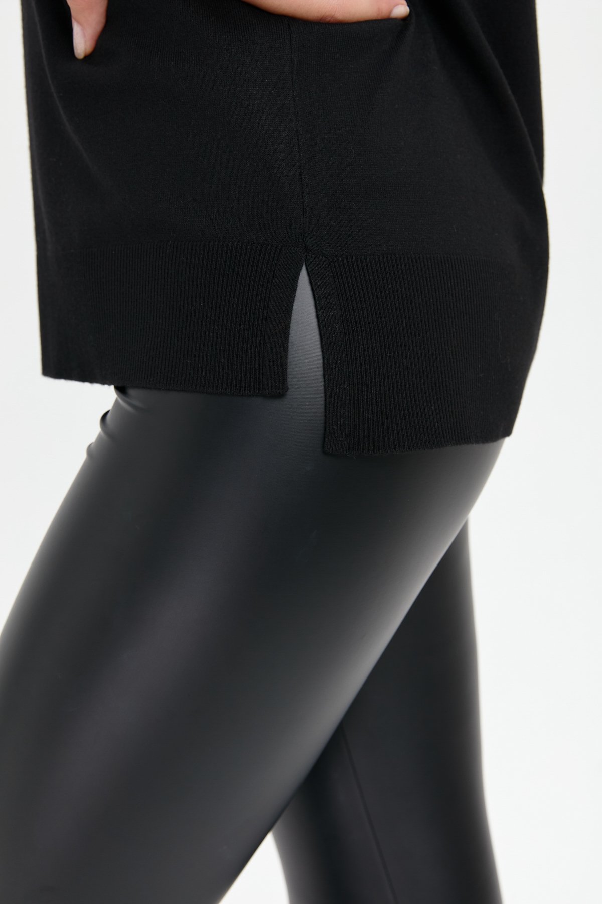 24358Kadın Sıfır Yaka Yanı Yırtmaçlı Kazak Siyah