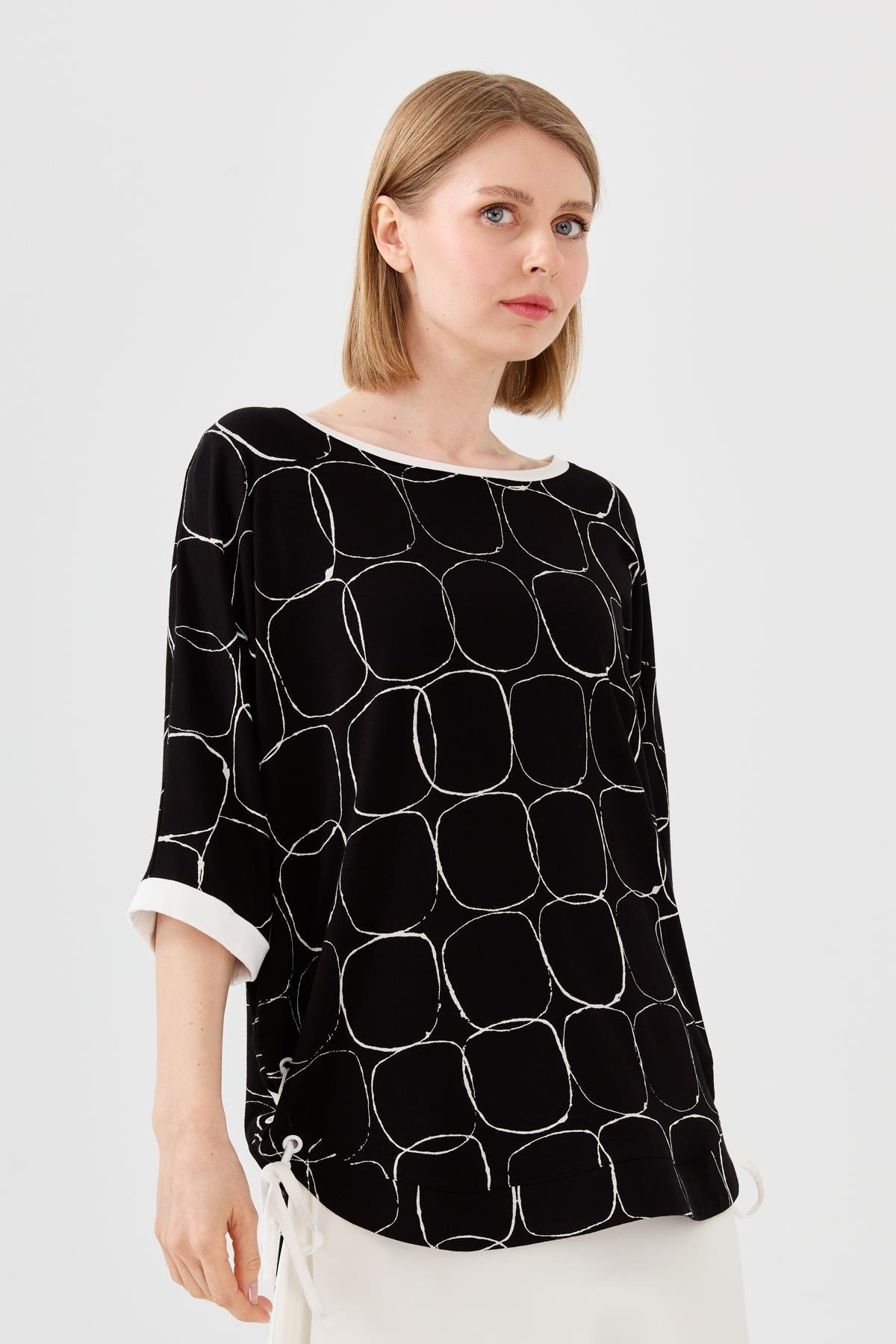 23720Kadın Sıfır Yaka Yanı Yırtmaçlı Penye T-shirt Siyah/Ekru