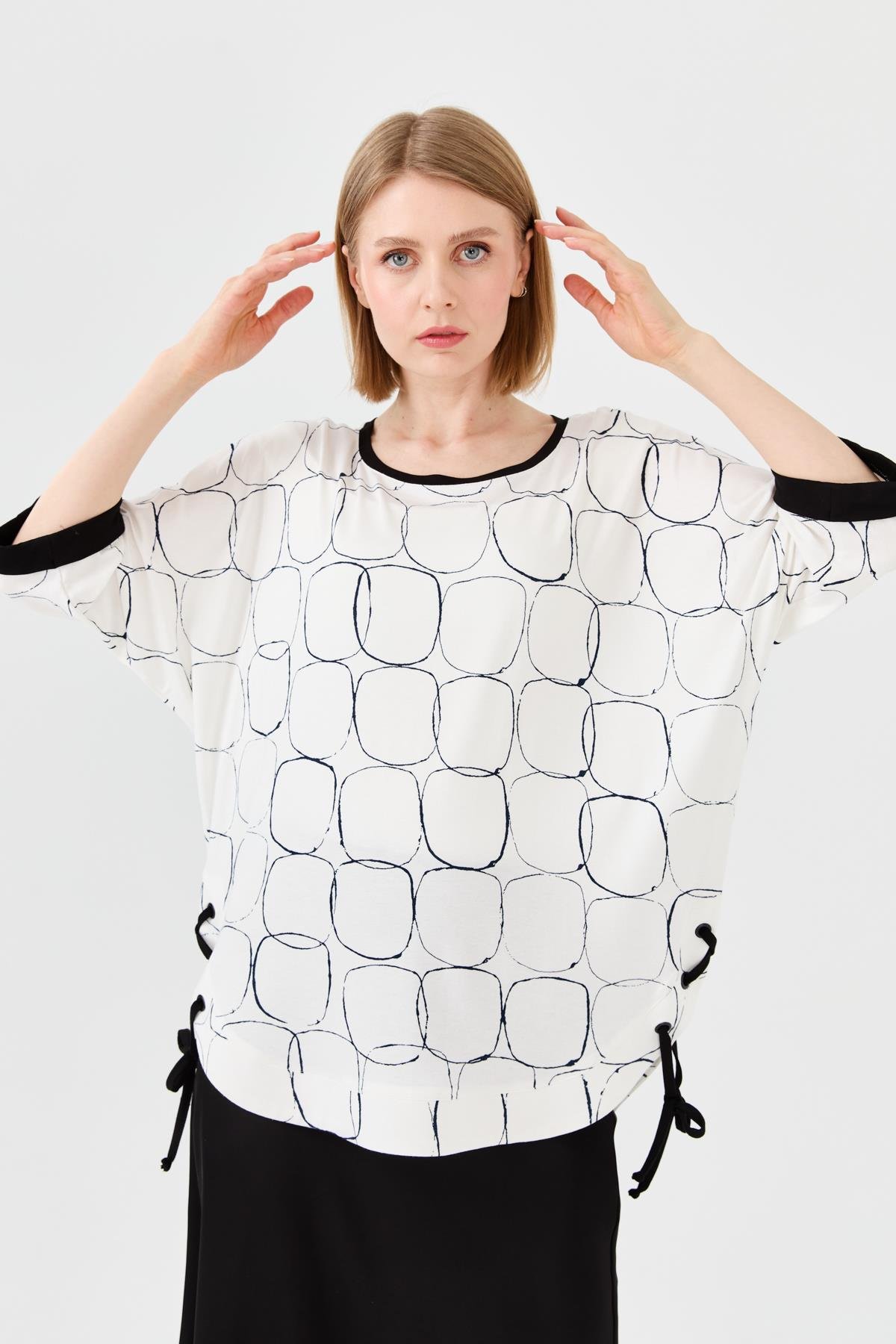 23720Kadın Sıfır Yaka Yanı Yırtmaçlı Penye T-shirt Ekru/Siyah