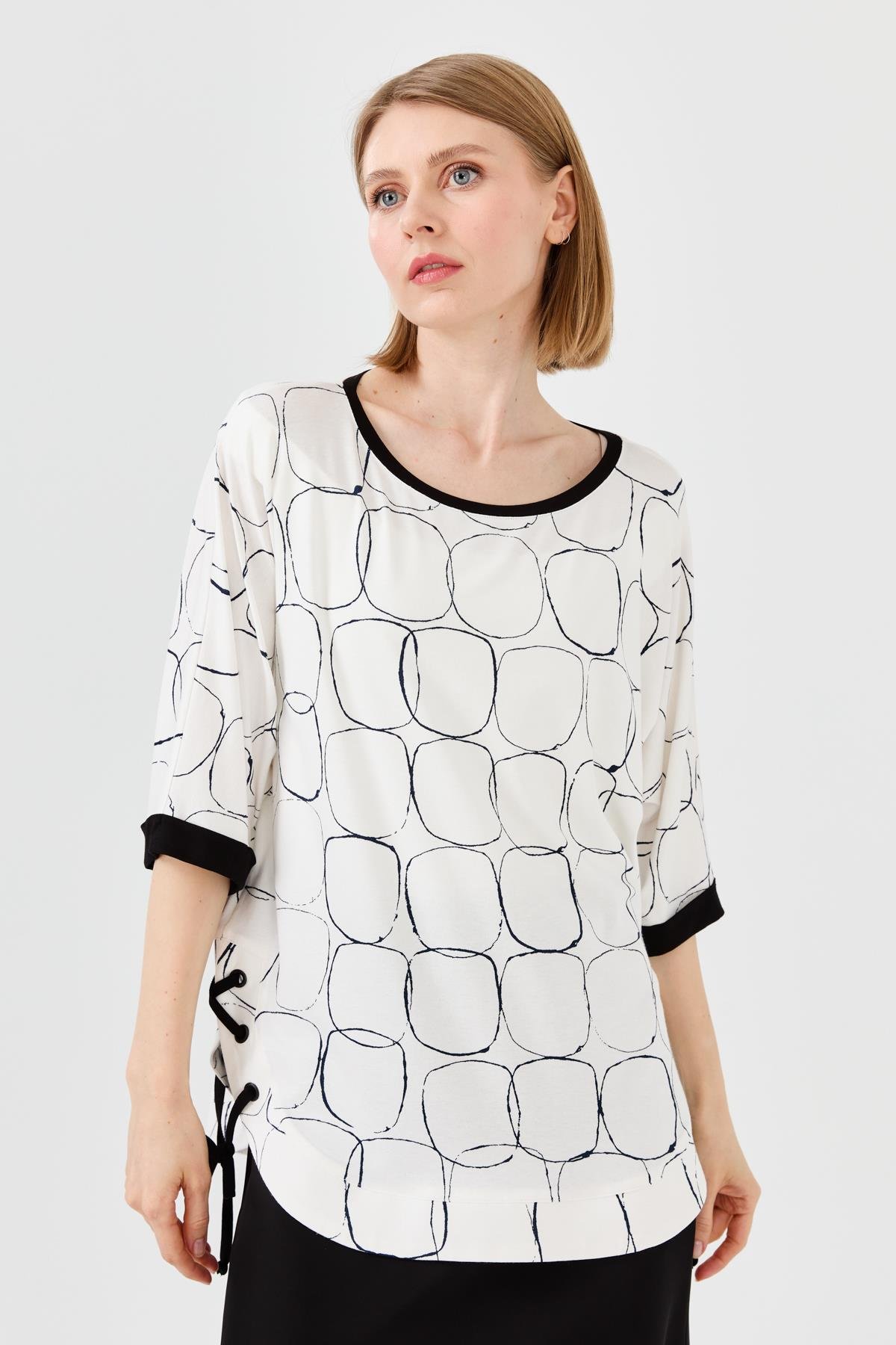 23720Kadın Sıfır Yaka Yanı Yırtmaçlı Penye T-shirt Ekru/Siyah